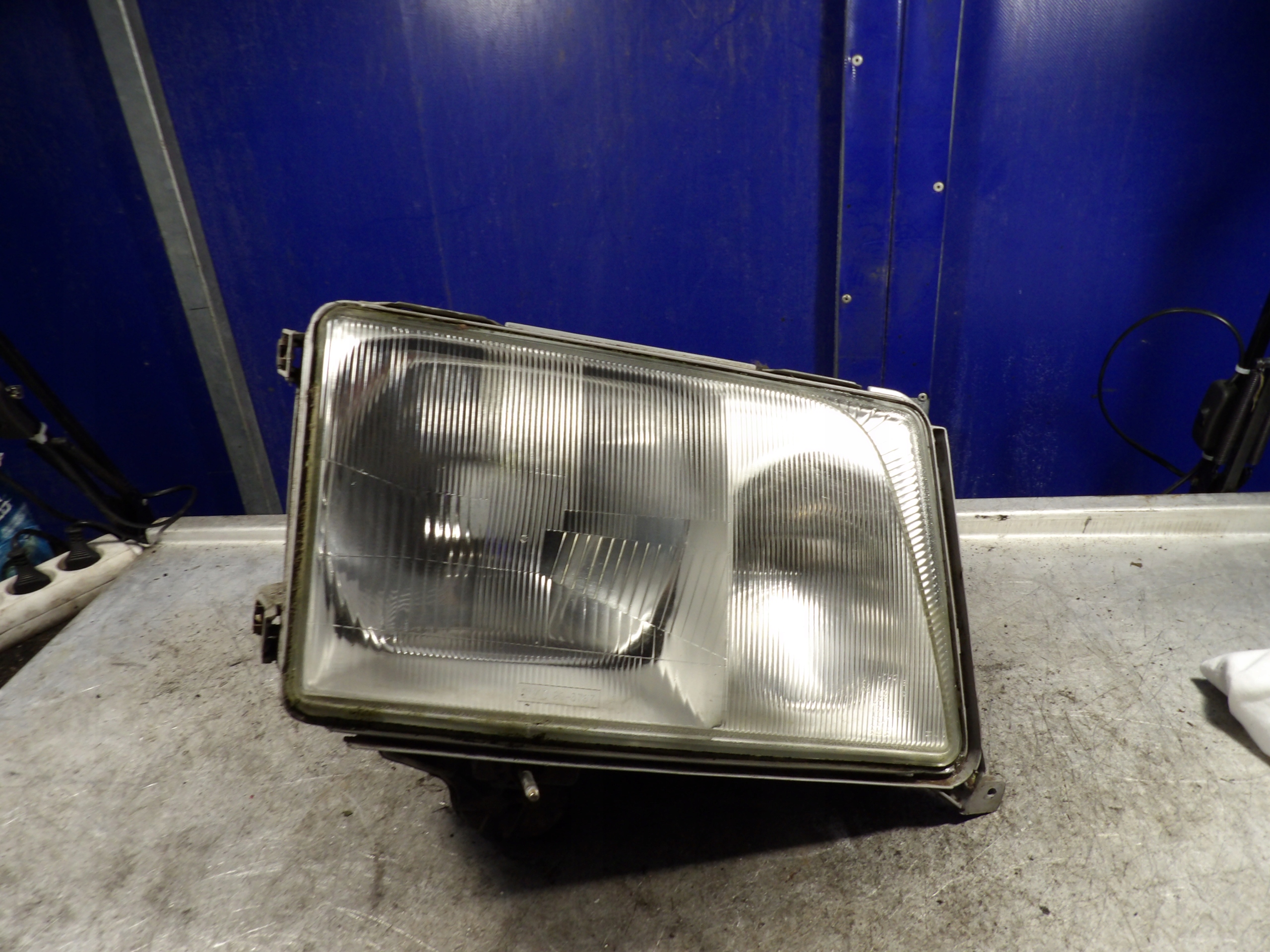 Mercedes 124 light front right 2,2B