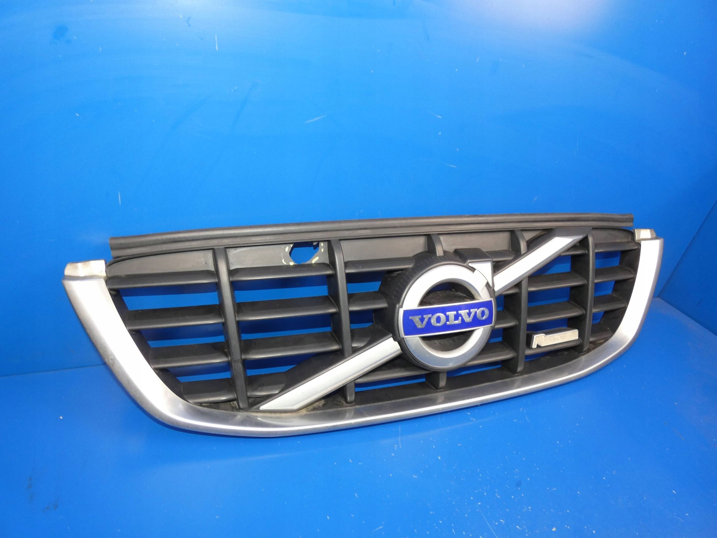 VOLVO XC60 and RDESIGN grill grille front DZIURA W PLASTIKU