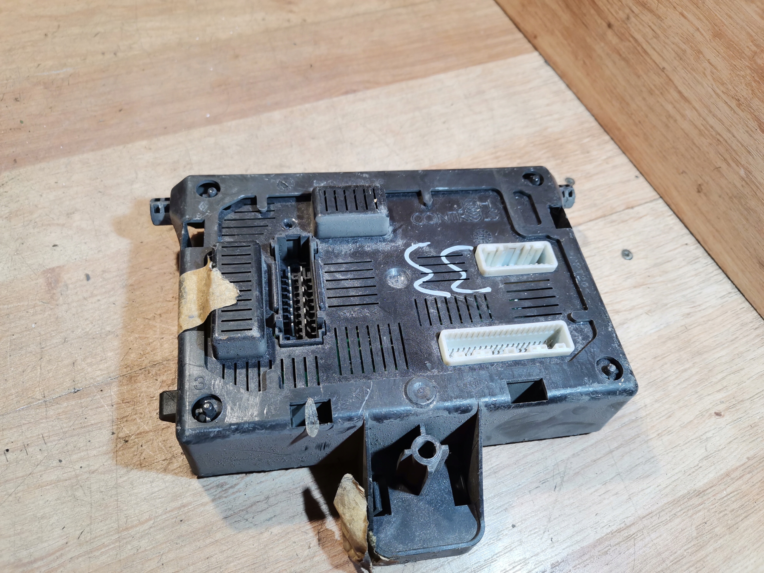 module control unit BCM RENAULT CLIO III 8200343733