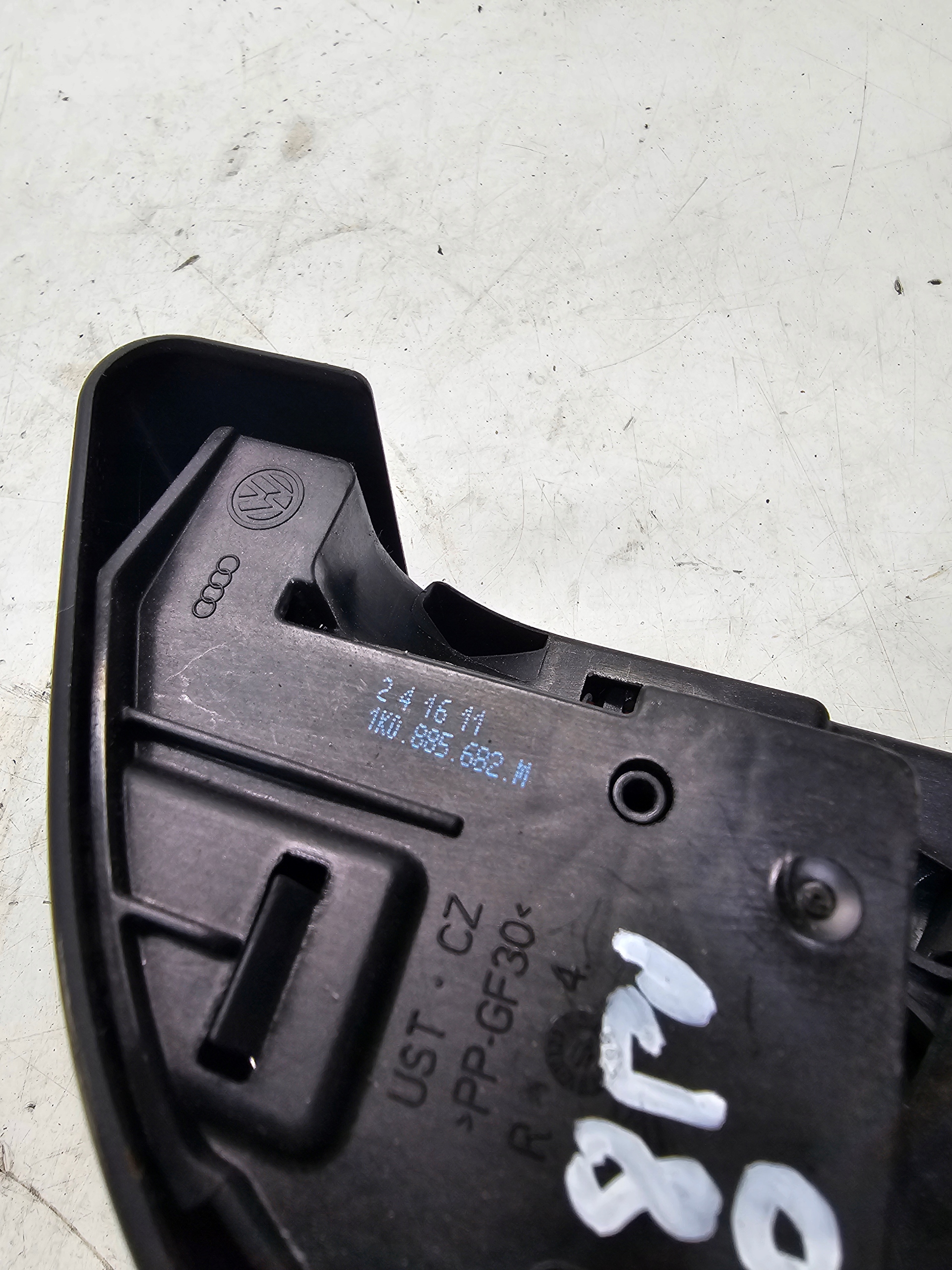lock KANAPY right rear part AUDI Q3 8U VW 1K0885682M