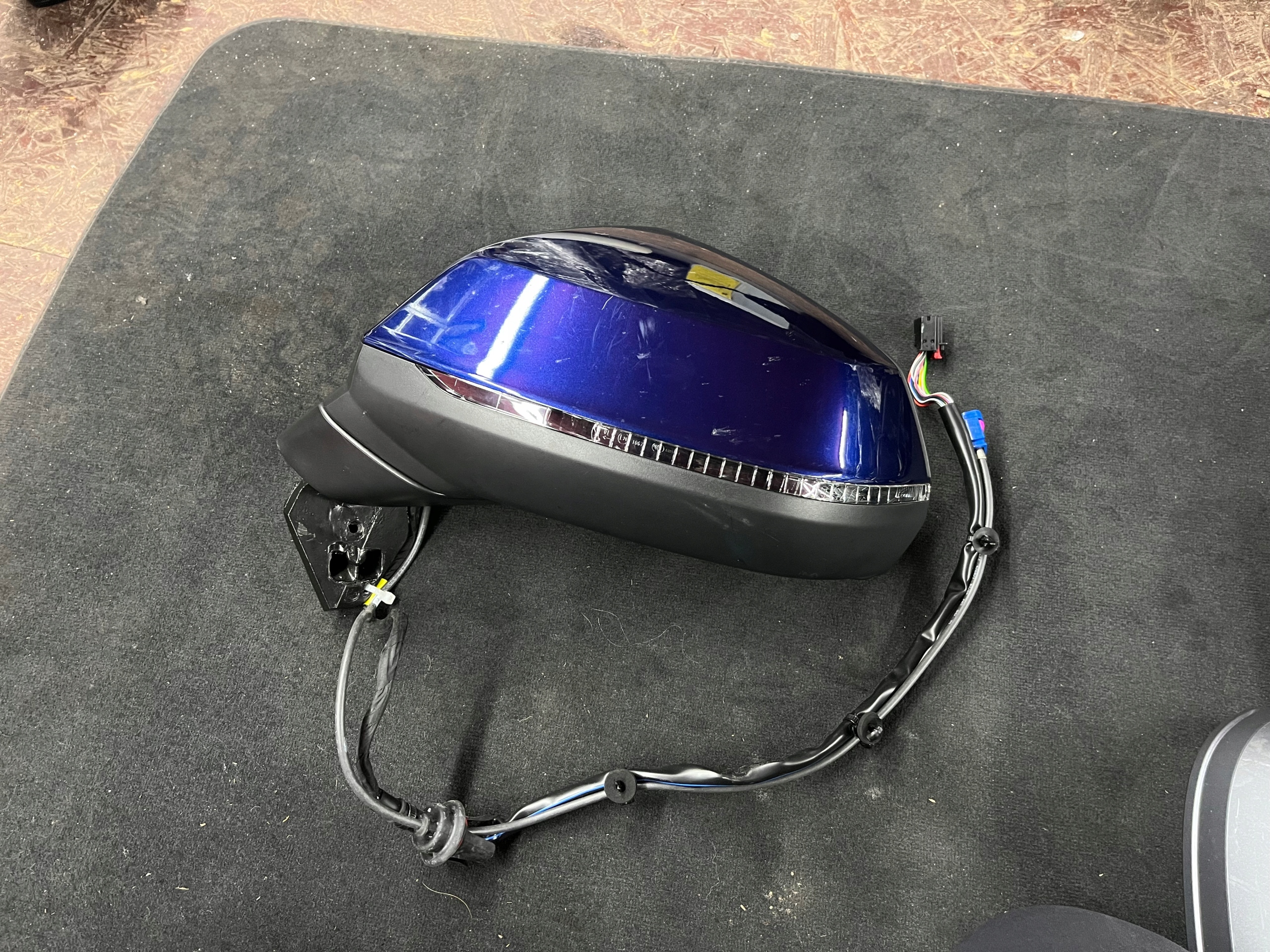 LEWE LUSTERKO AUDI Q7 4M 13pin KAMERA LX5Q ASSIST