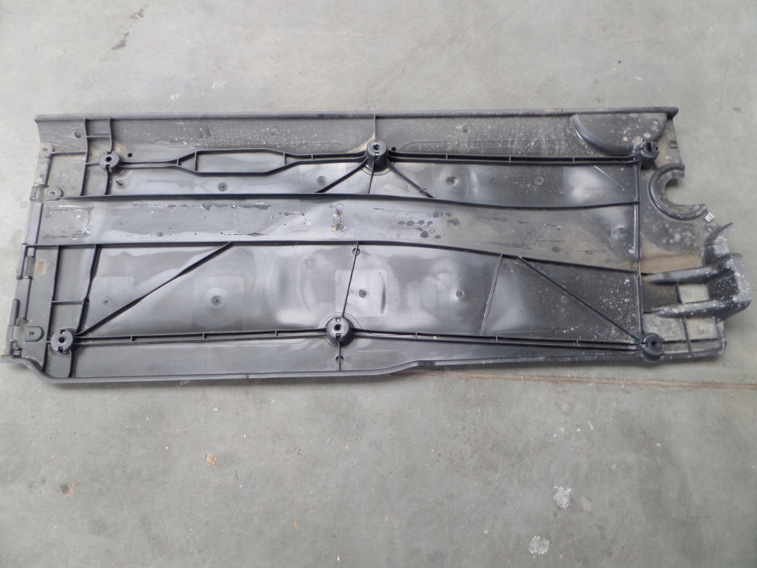 links Blende Abdeckung abdeckung Unterfahrschutz VW SKODA SEAT 2Q0825201B