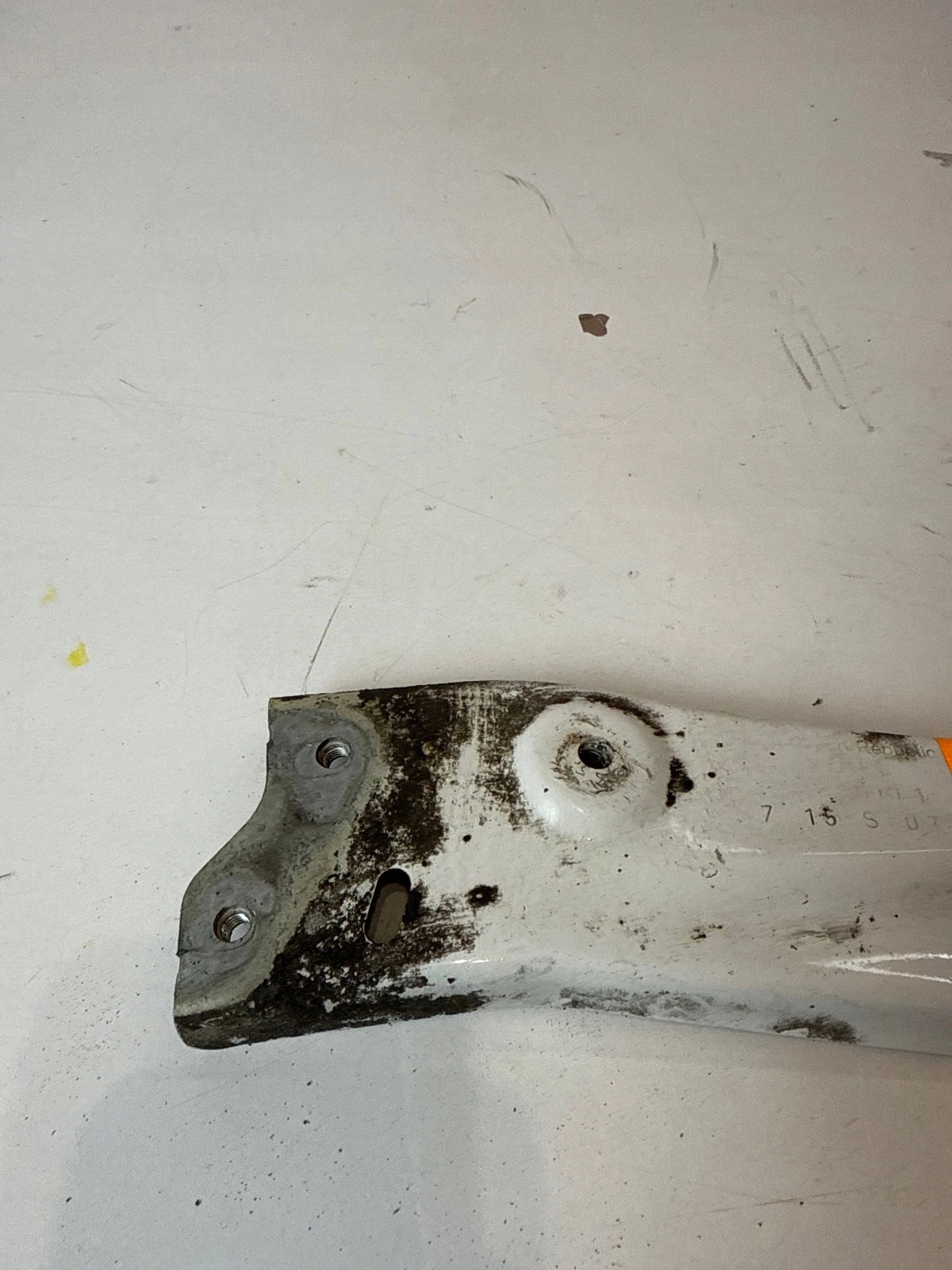 Support plaque Console Aile Gauche Avant Skoda Octavia III