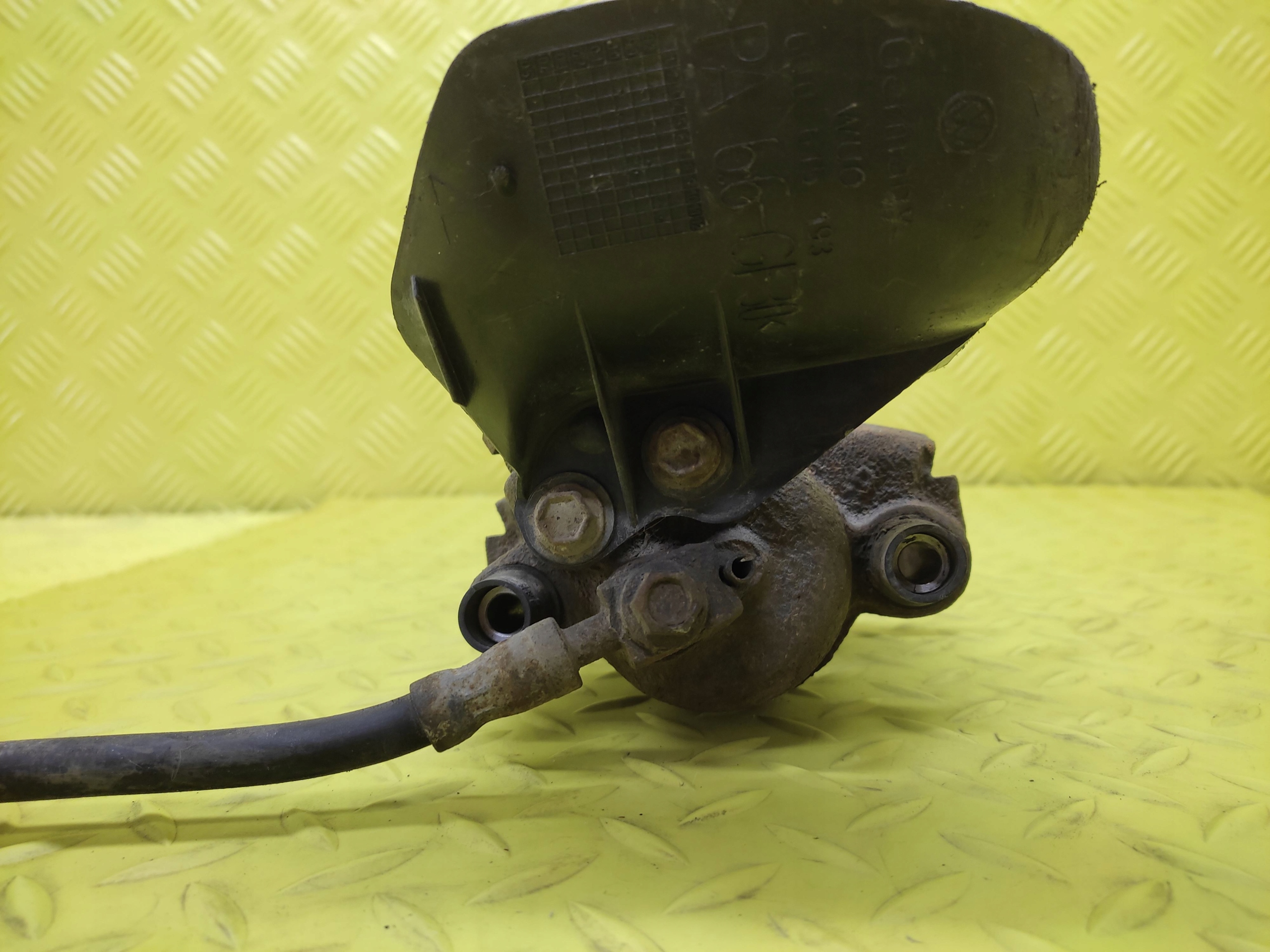 VW POLO 1.0 caliper brake left front