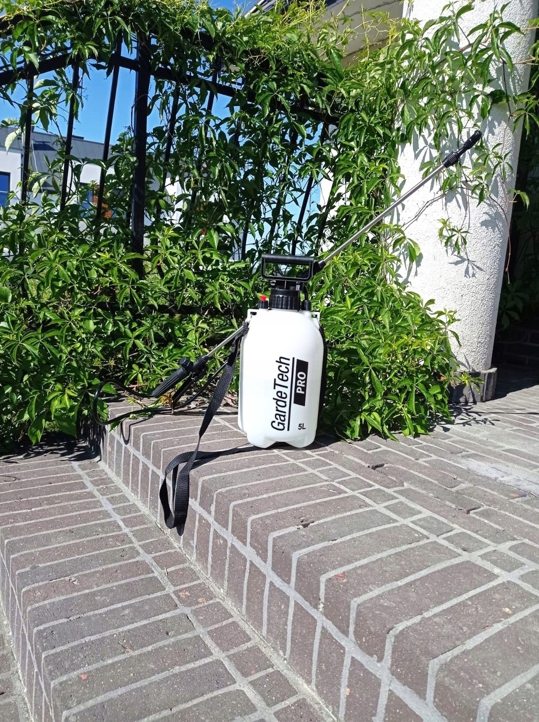 OPRYSKIWACZ CIŚNIENIOWY RĘCZNY 5L GARDETECH PRO DŁUGA STALOWA LANCA 128cm Marka GardeTech