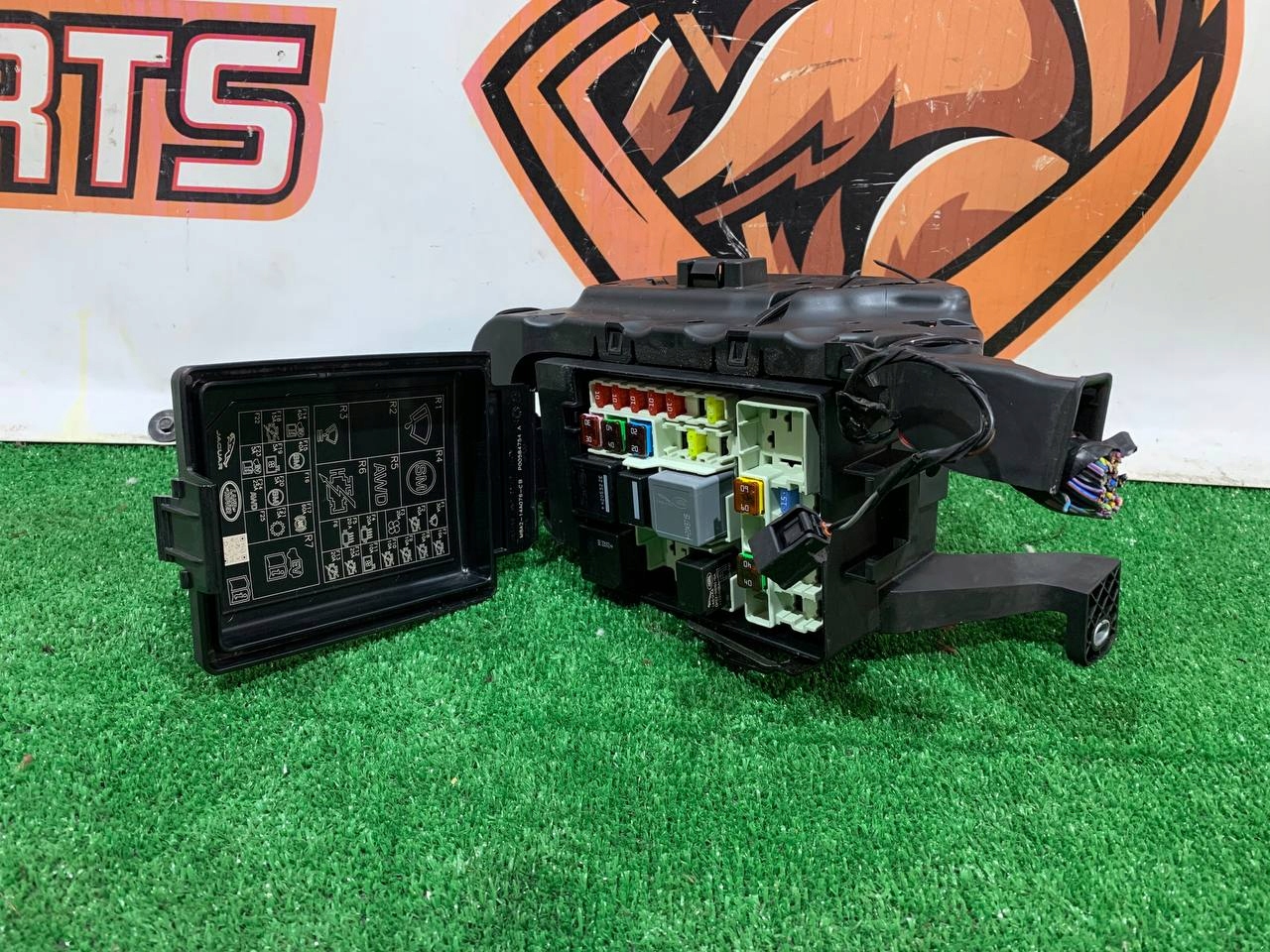 SKRZYNKA BEZPIECZNIKÓW VELAR L560 M8A2-14290-JWB