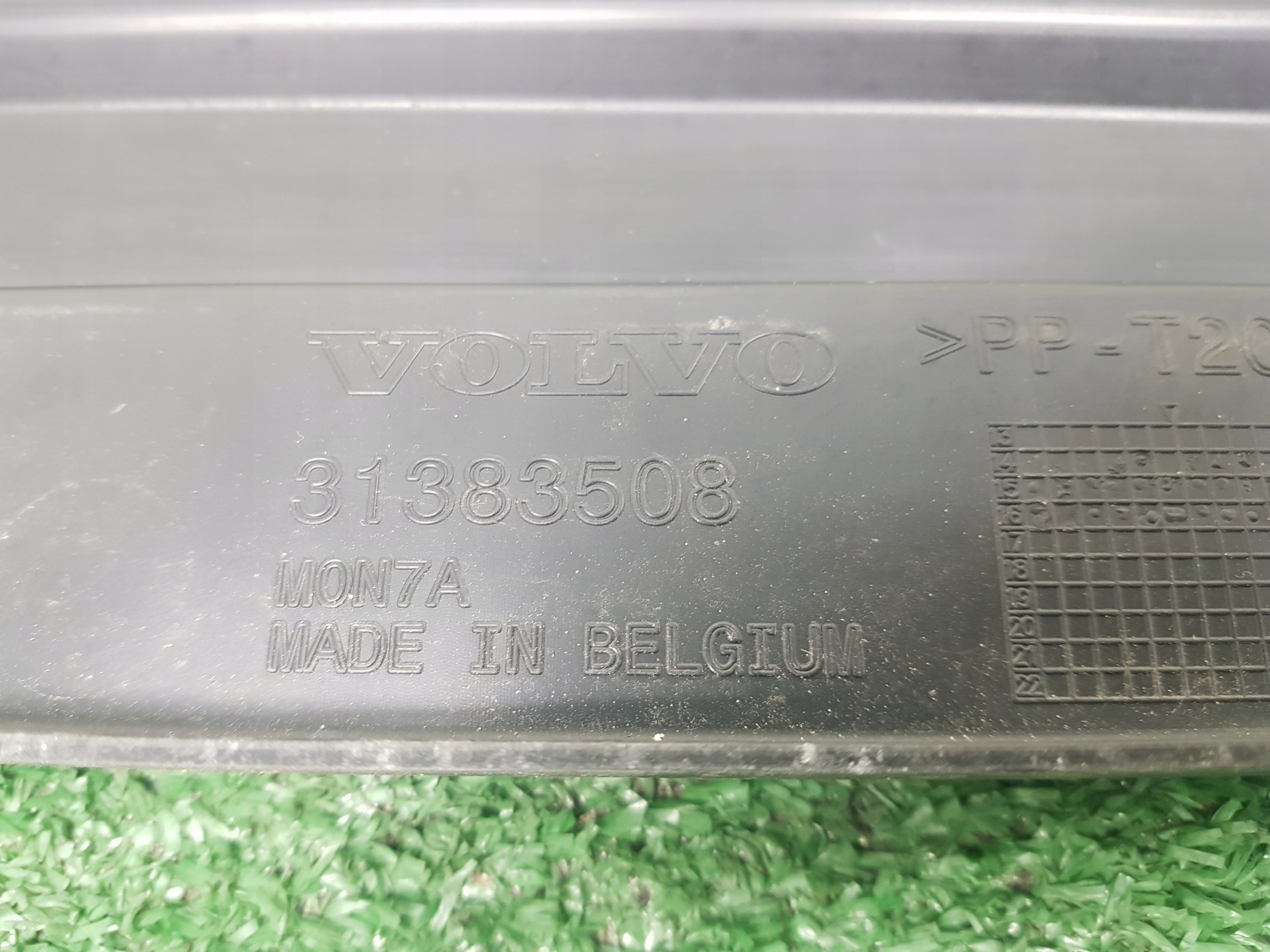 kryt stěny předního VOLVO XC90 II 2019 31383508
