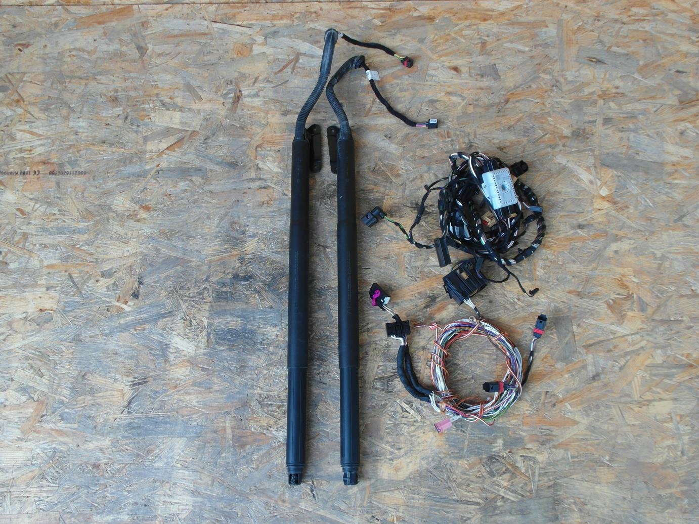 5NA827428 3G0827887C - TARRACO TIGUAN ЭЛЕКТРИЧЕСКАЯ ЗАСЛОНКА ПРИВОДЫ ЛУЧ