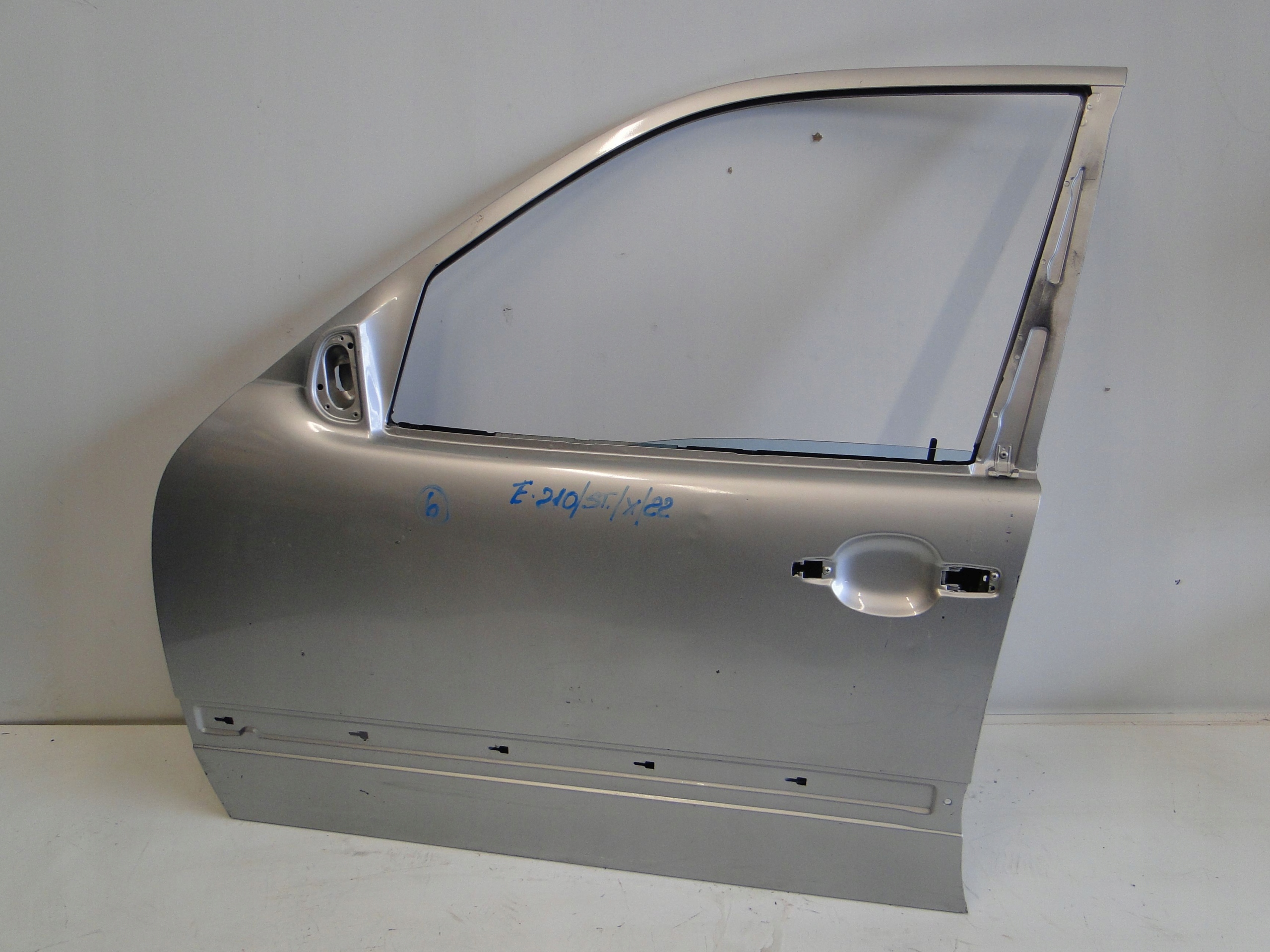 MERCEDES E KLASA 210 W210 DRZWI PRZEDNIE LEWE Strona zabudowy przód - lewa