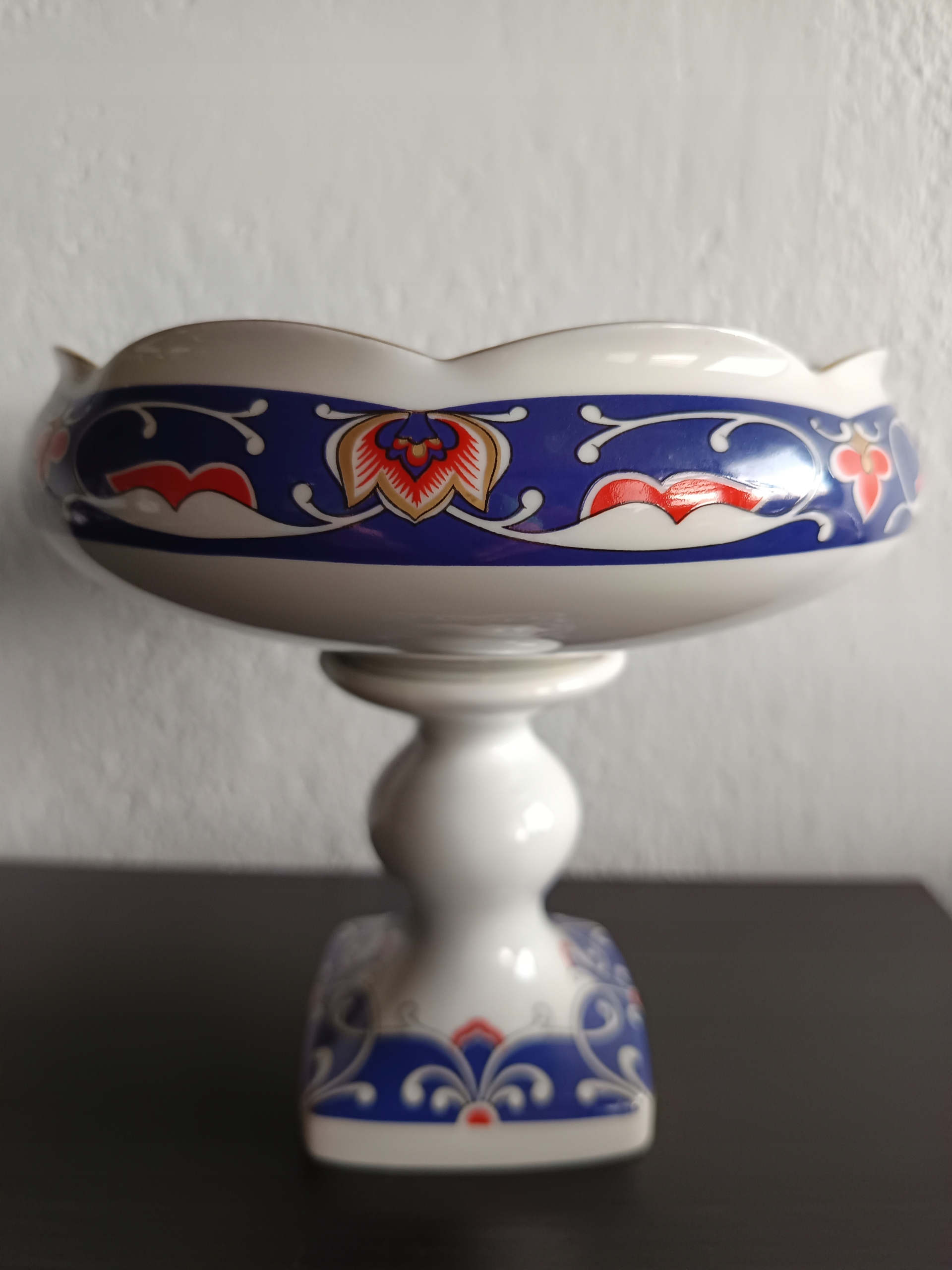 PORCELANOWA PATERA NA STOPIE