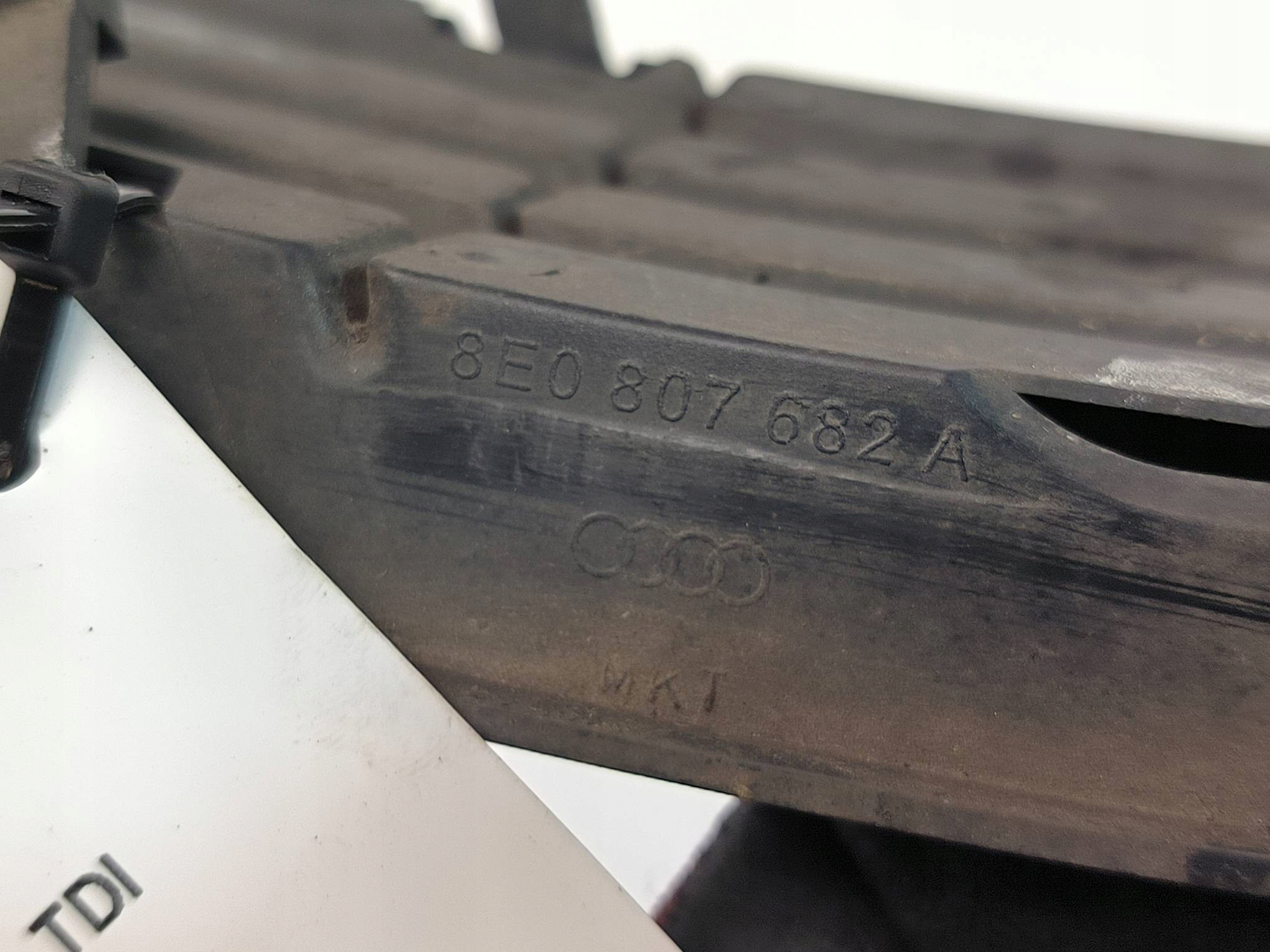 grid of a bumper front 8E0807682A AUDI A4 B6