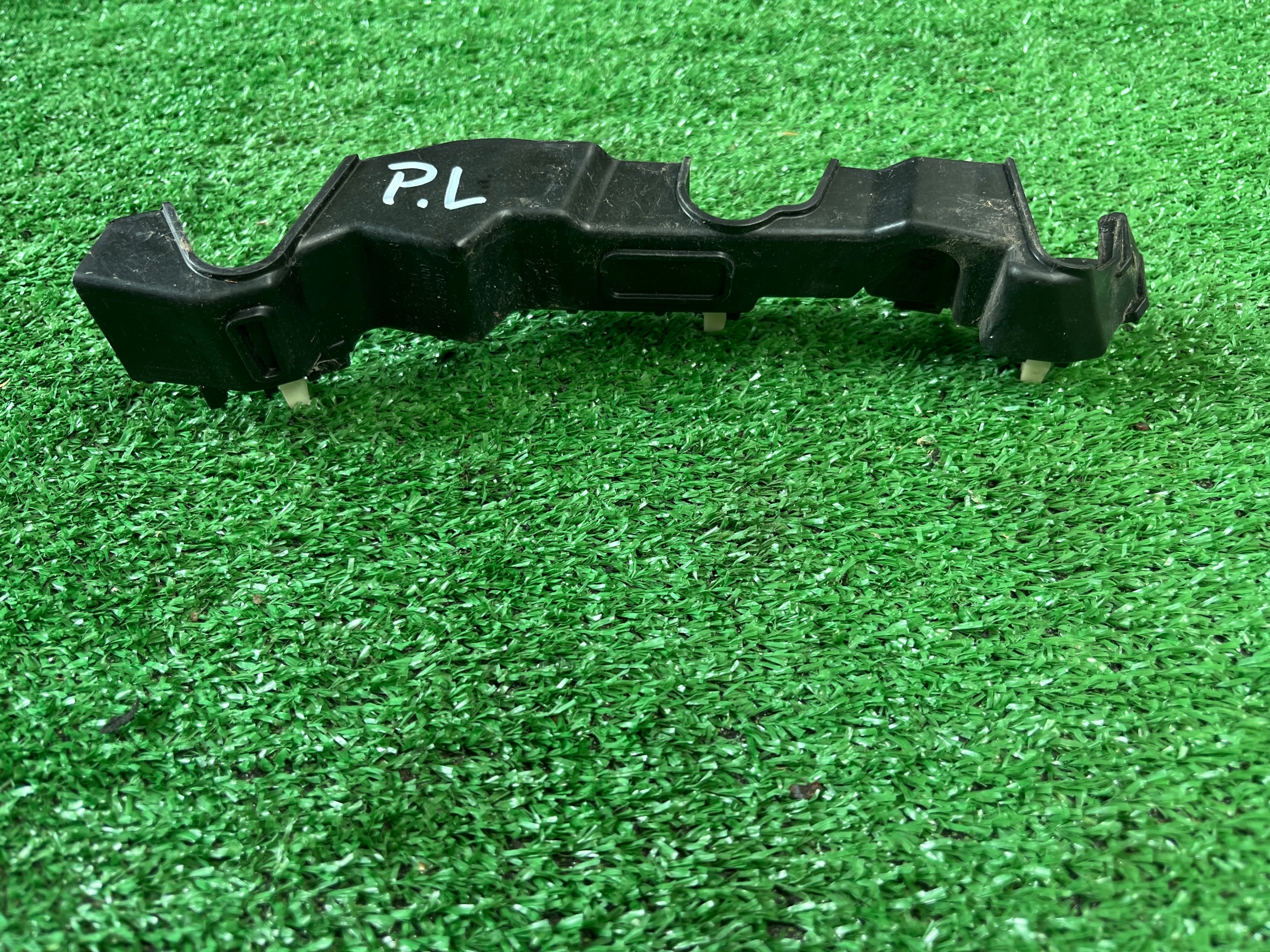 bumper bracket left front KIA STONIC 2018 86513-H8400