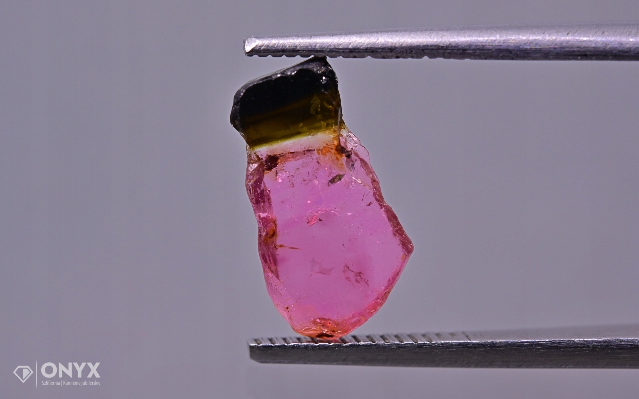 Turmalín deska nepravidelná 11,5x6,5 mm