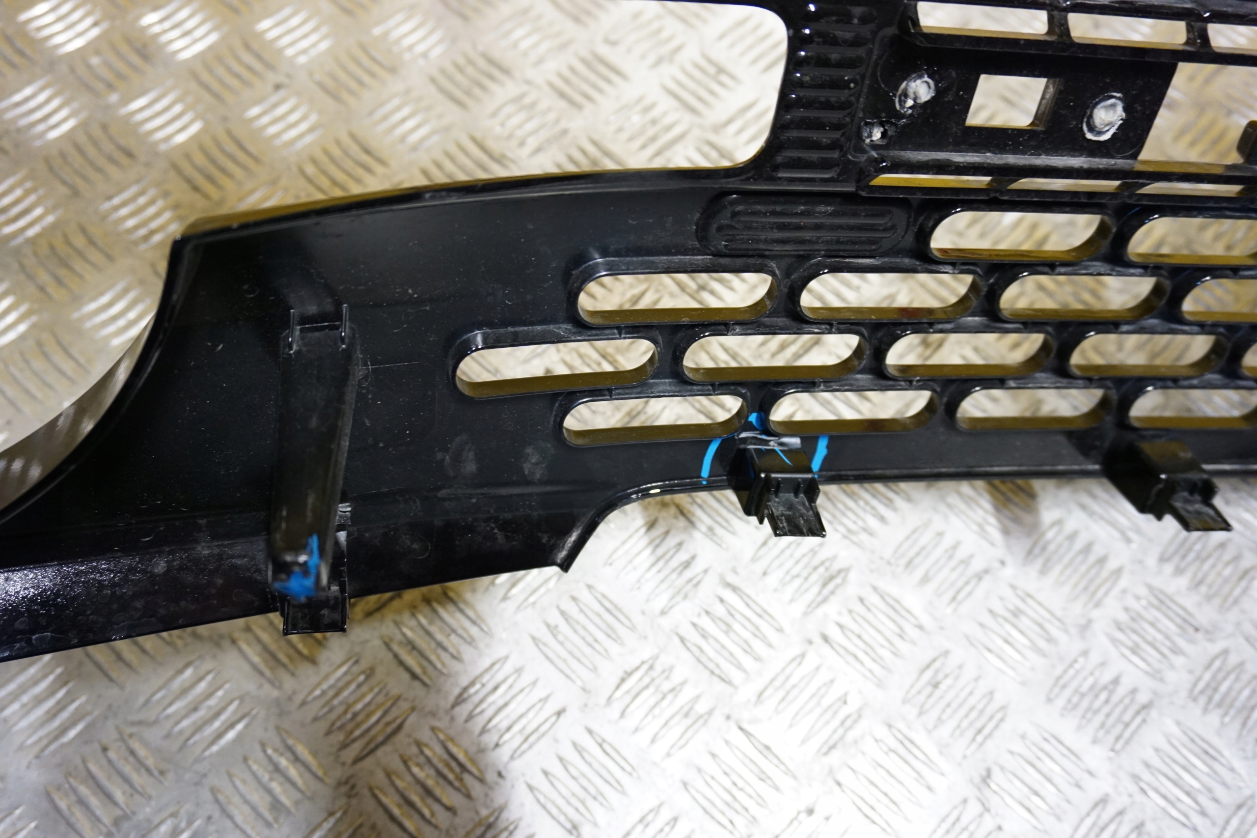 FORD BRONCO 2021 - 2023 Atrapa Przód Grill M2DZ 8200 Strona zabudowy przód