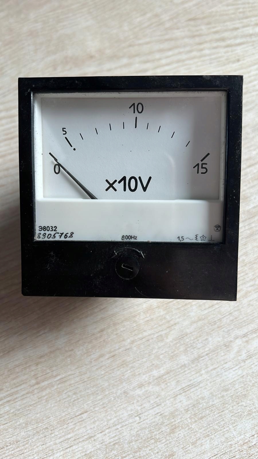 Woltomierz E8032 0-15 x10V AC