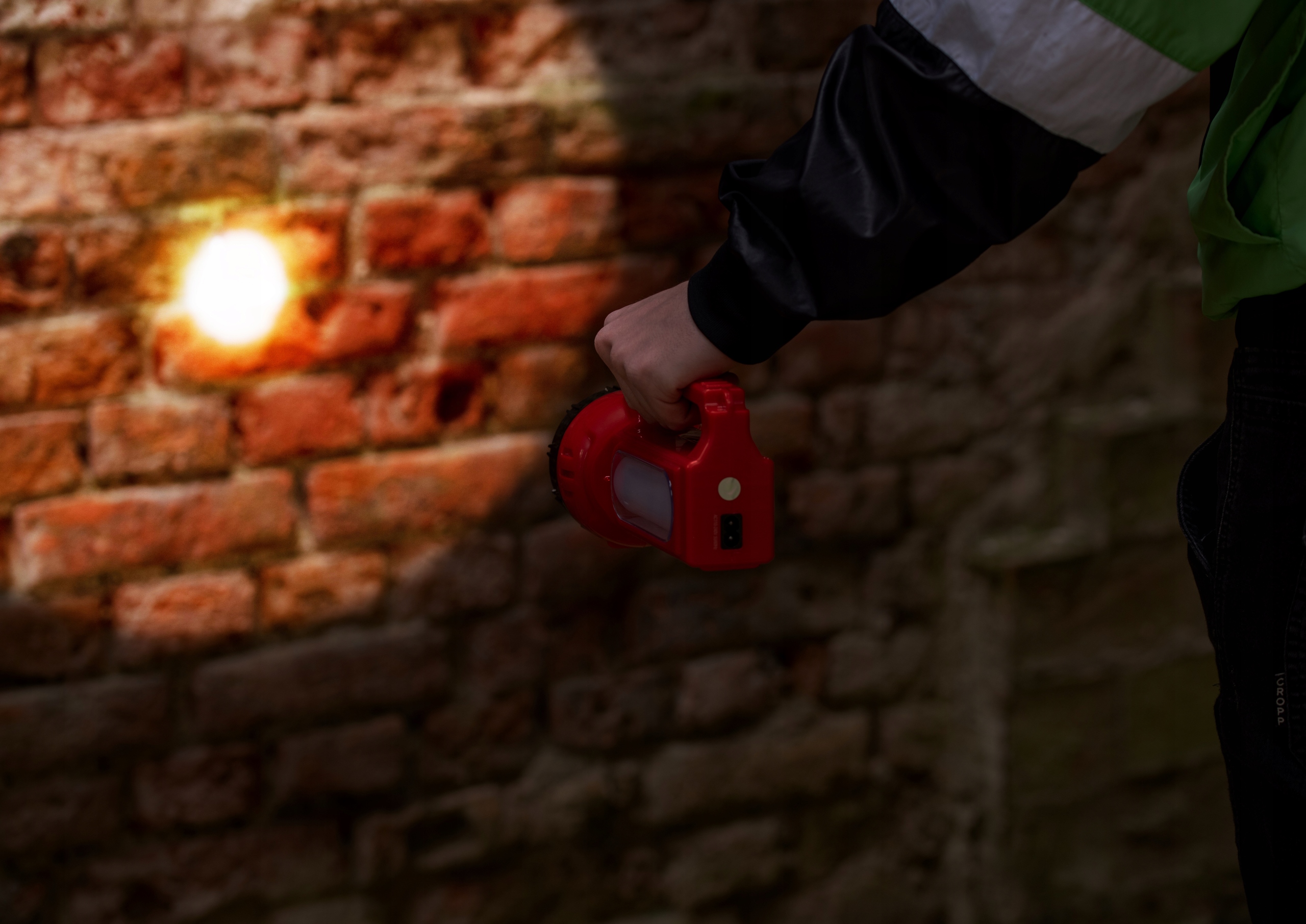 LATARKA LED SOLARNA SZPERACZ AKUMULATOROWA 230V ZE ŚWIATŁEM BOCZNYM VAYOX Materiał ABS