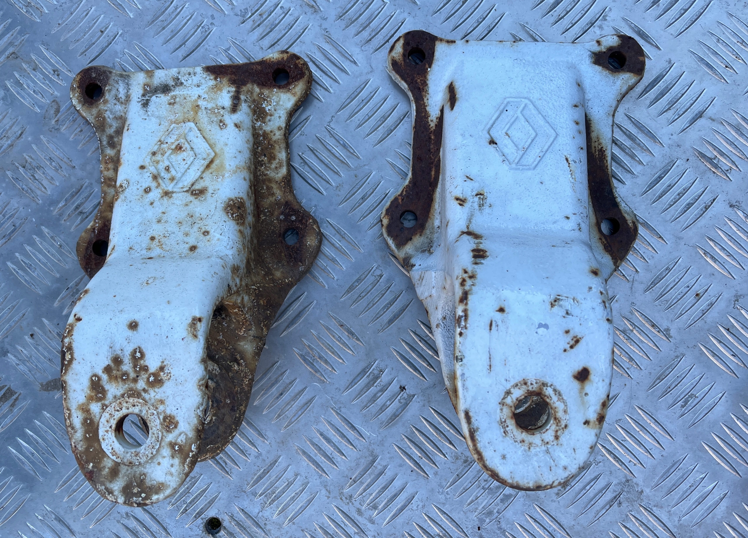 КРІПЛЕННЯ КРОНШТЕЙН ЛАПА РЕСОРА ЗАДНЯ MASCOT MASCOTT