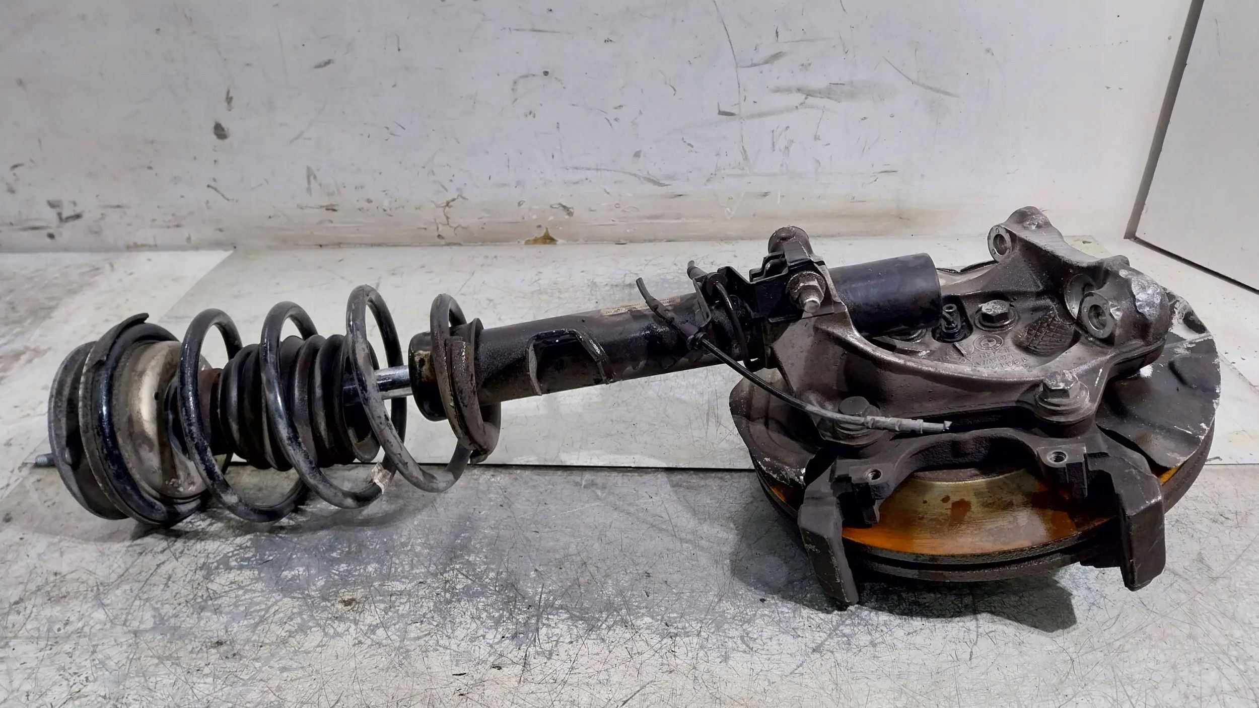 otoč tlumič levý předek 6773209 6771177 BMW E90 E91 E92 E93