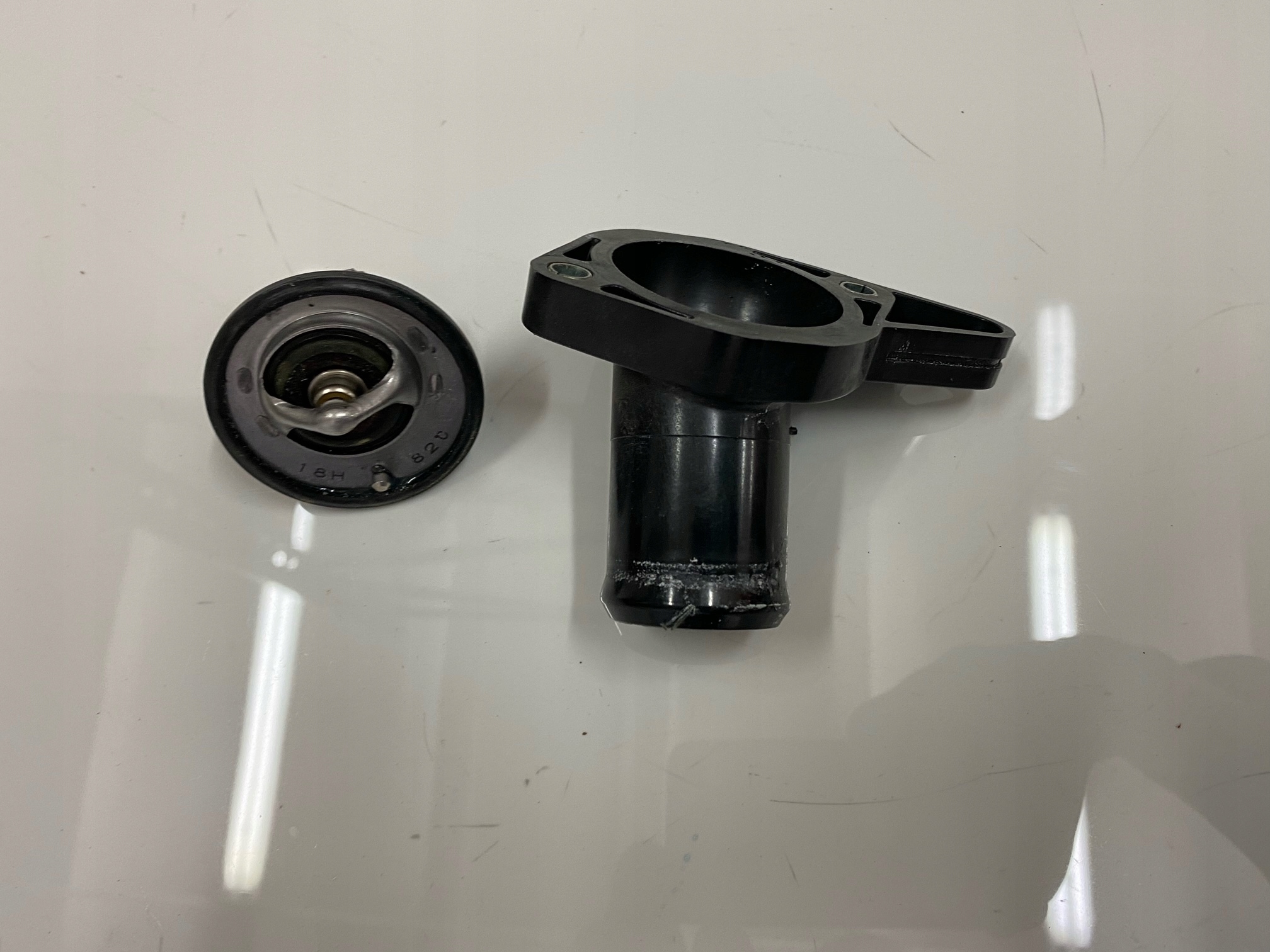 18H820 - Водяной Патрубок Термостат Mitsubishi Eclipse Cross