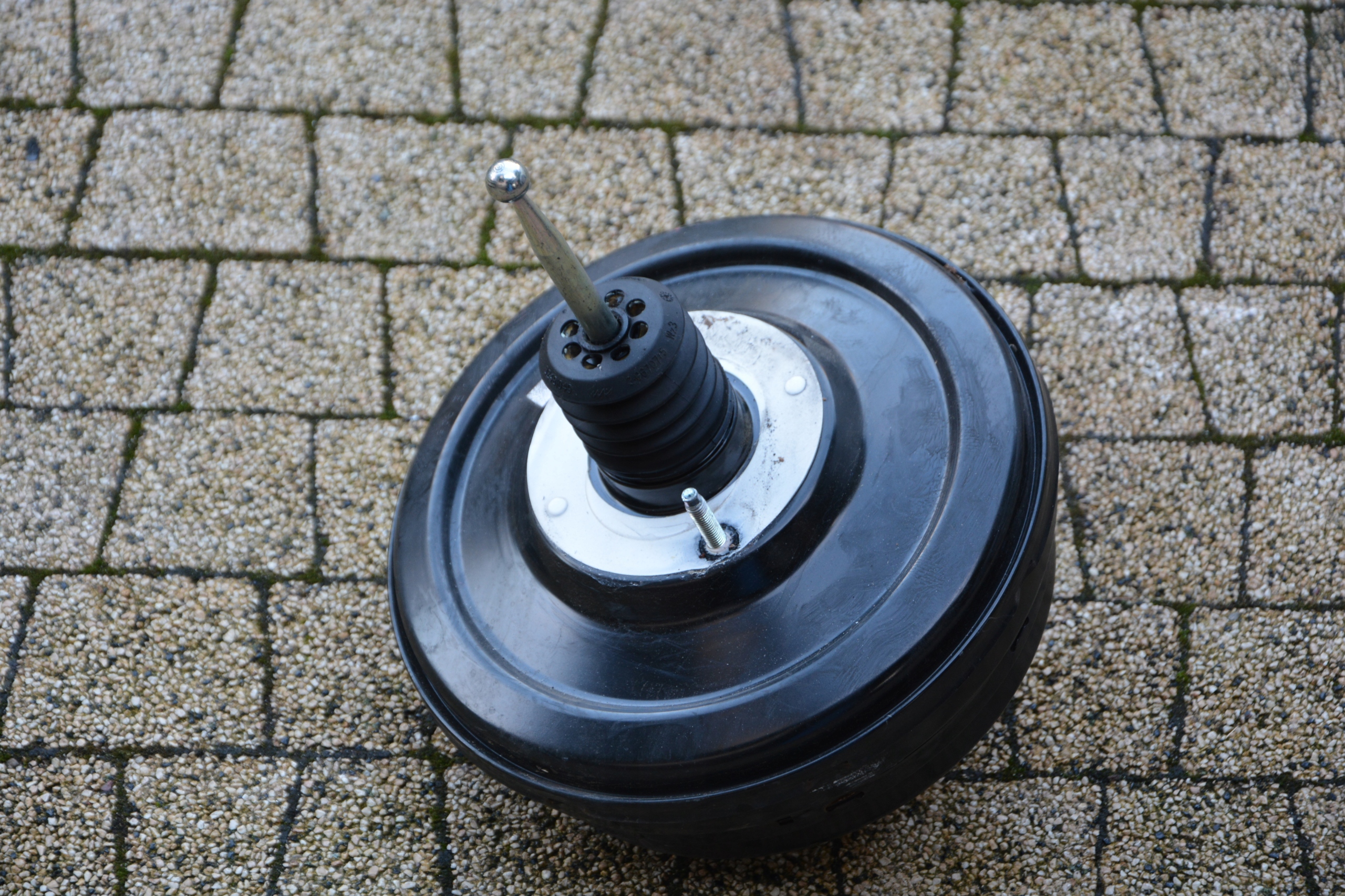 SERWO HAMULCA VW TOUAREG 7P0612101B