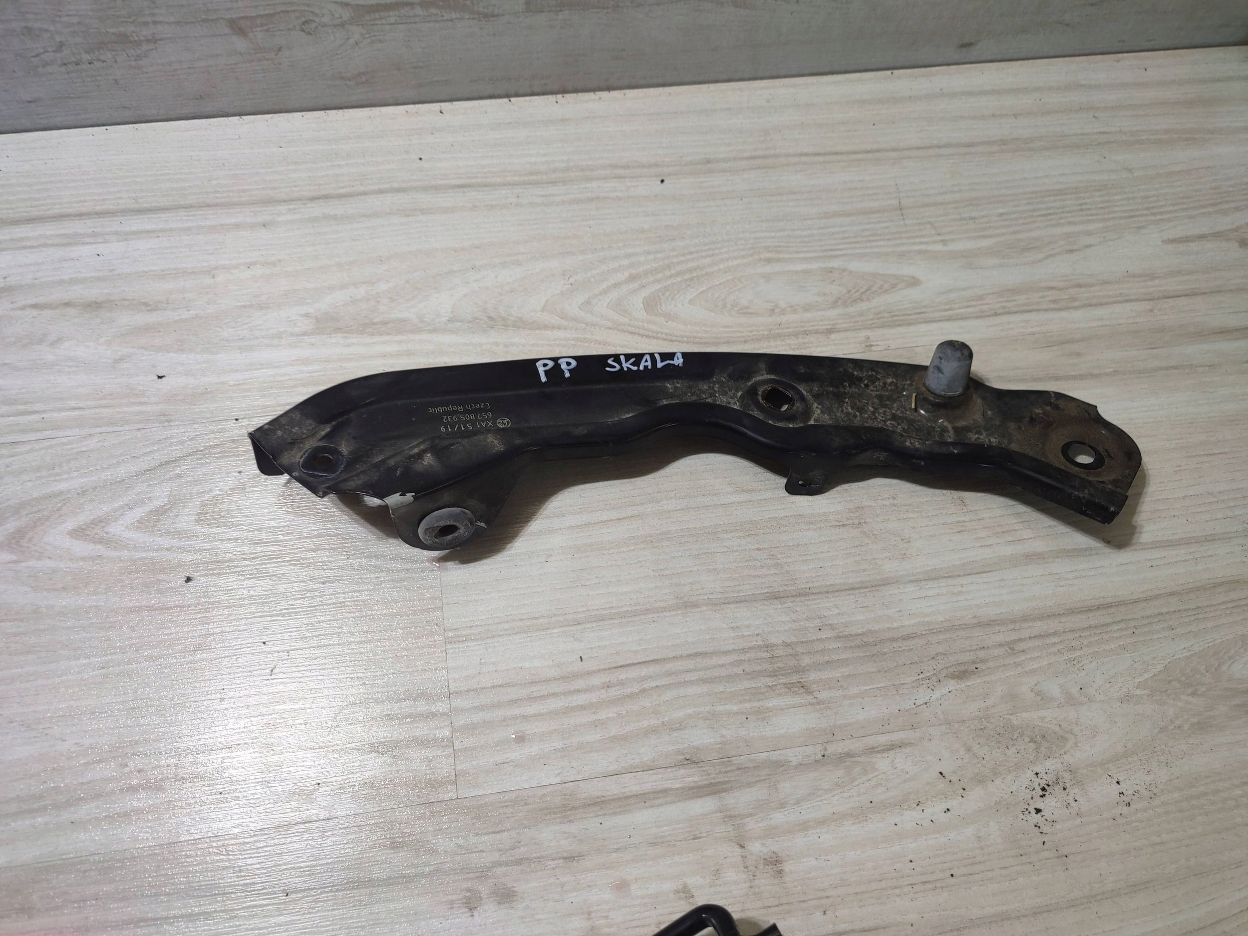 Skoda Scala 2020 front right bracket / holder lights przedniej