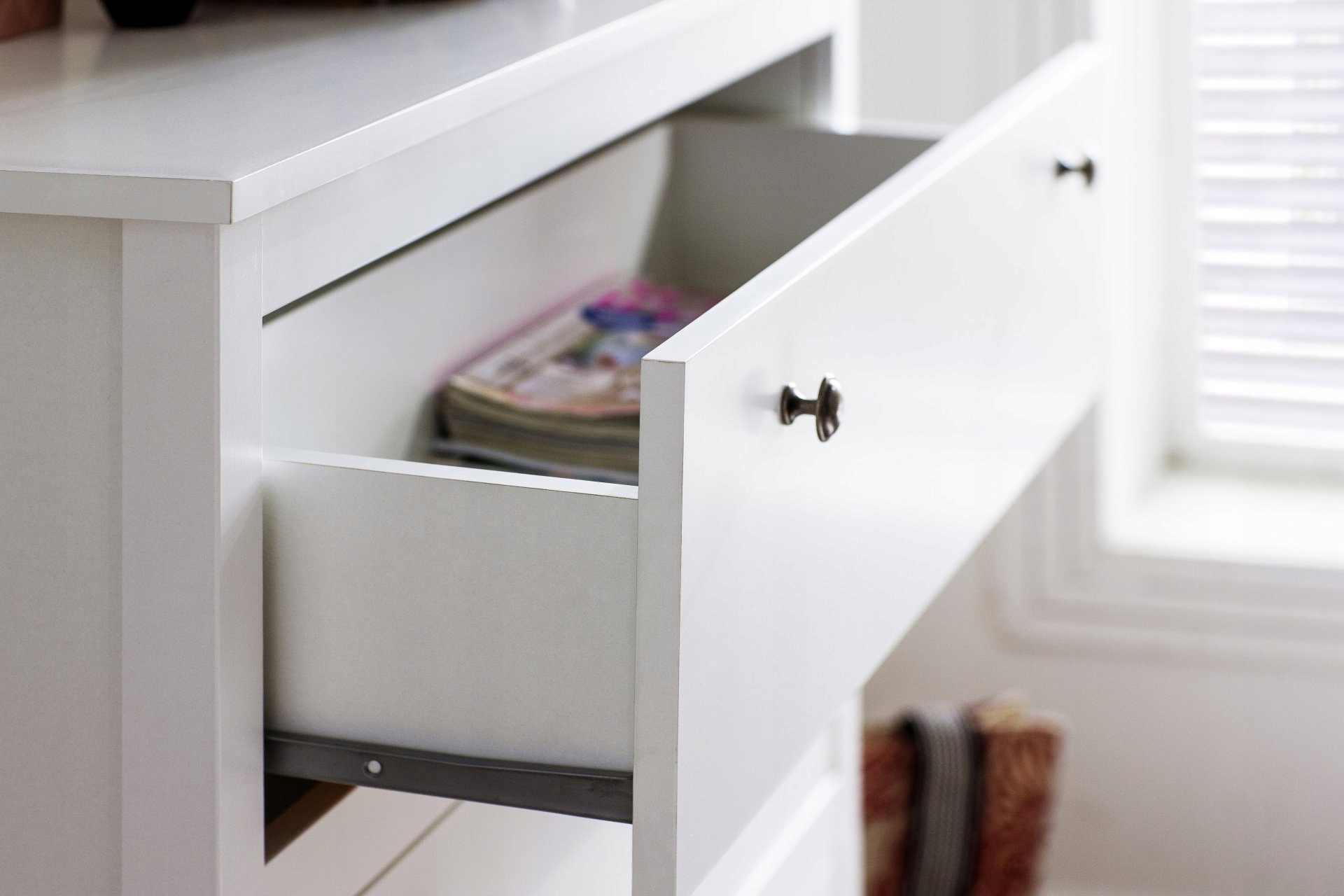 Biała KOMODA KALMAR 3 Szuflady 92cm Marka Mebelbos