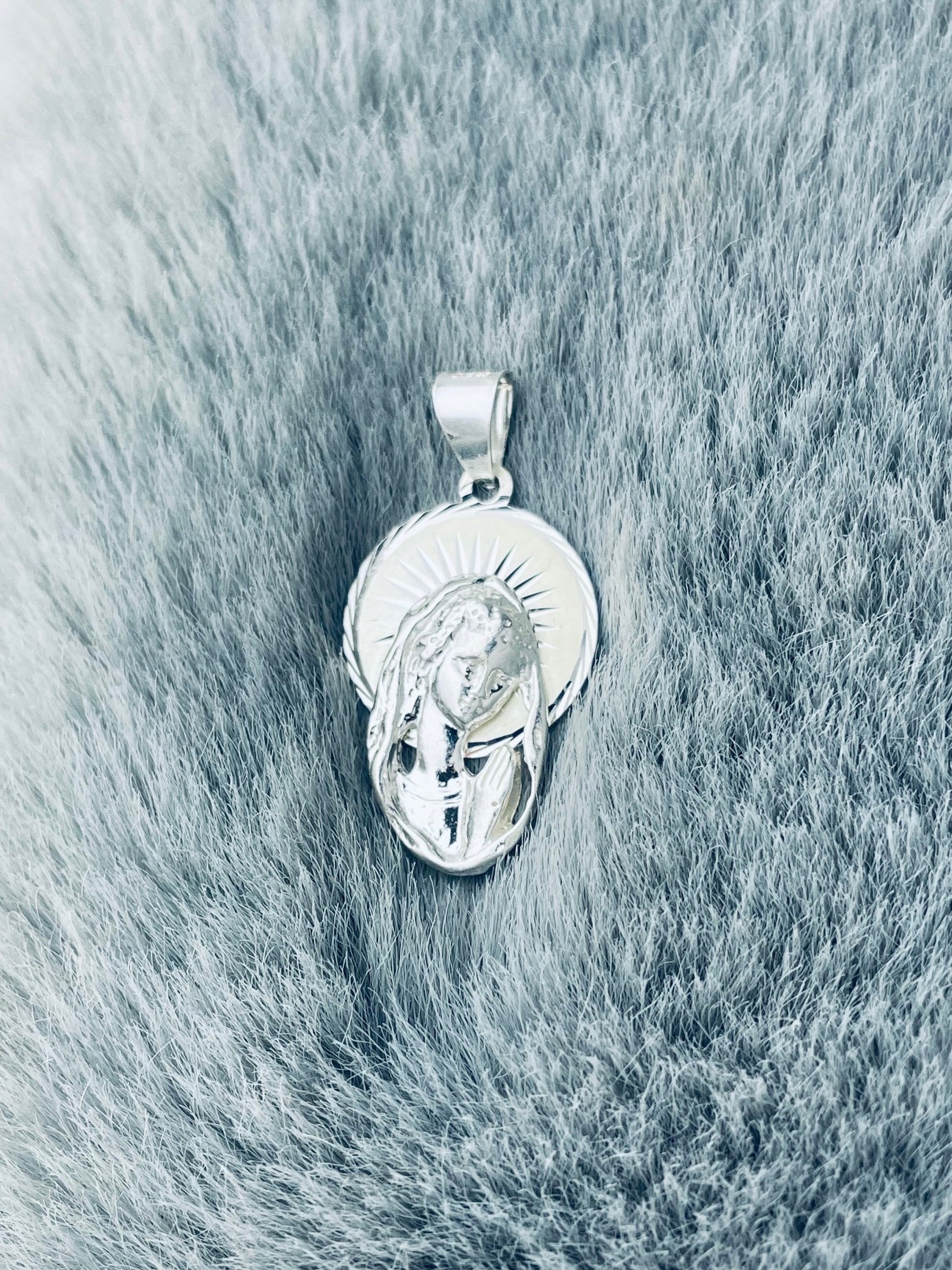 Stříbrný medailon Matka Boží