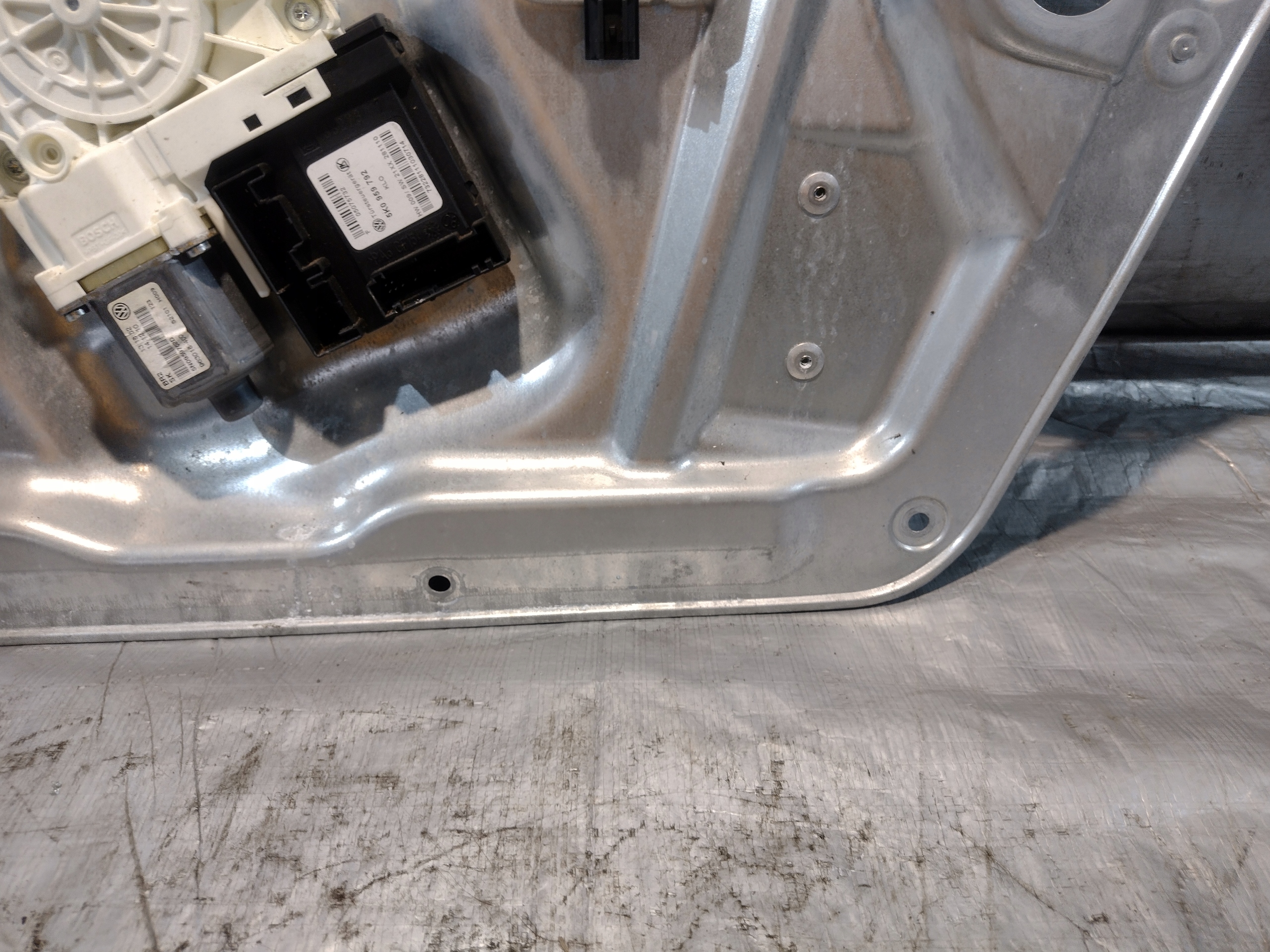 window regulator right front Volkswagen Tiguan and 5N1837730D