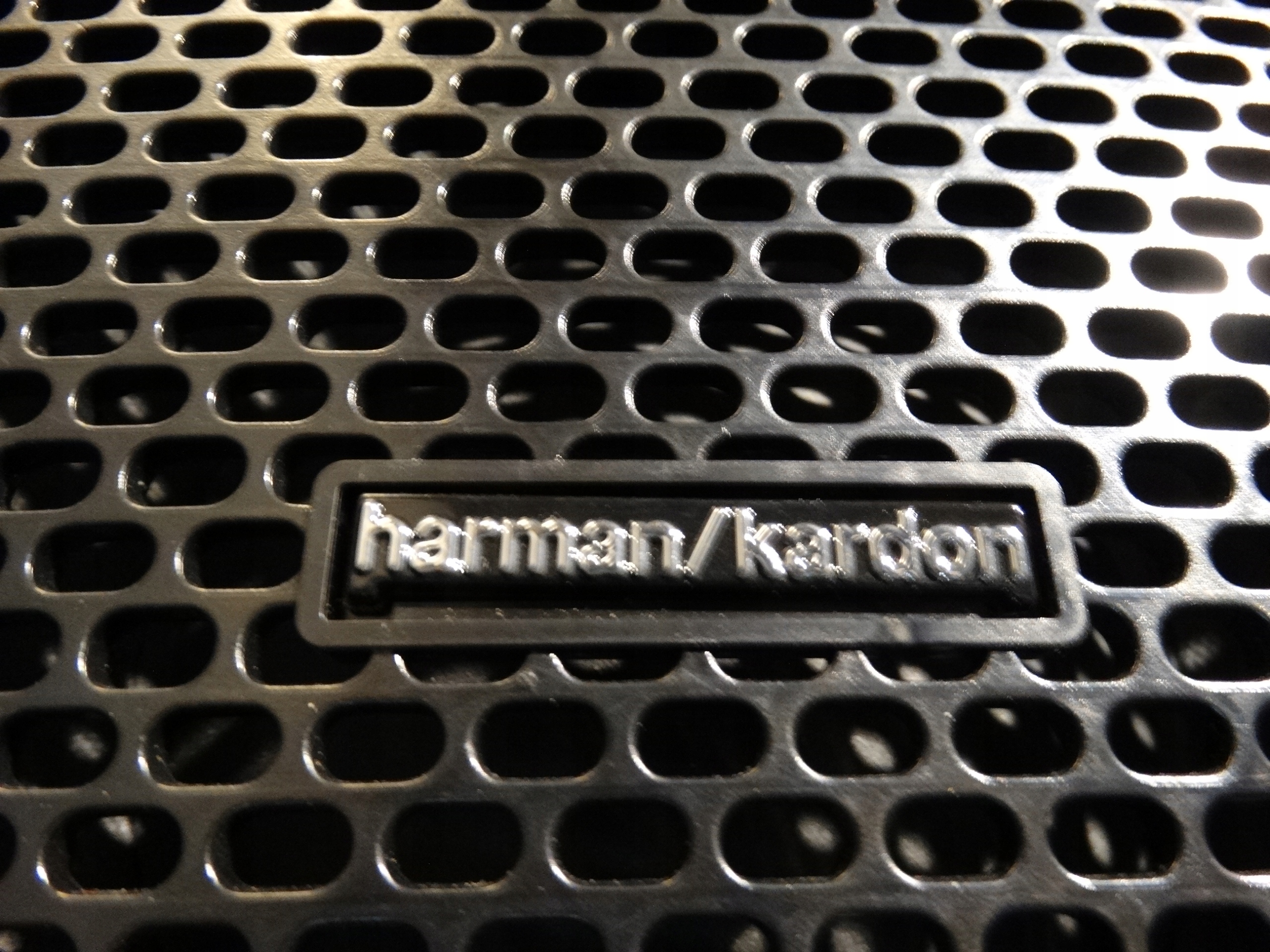 IDEALNY SUBWOOFER HARMAN KARDON MASERATI LEVANTE 1