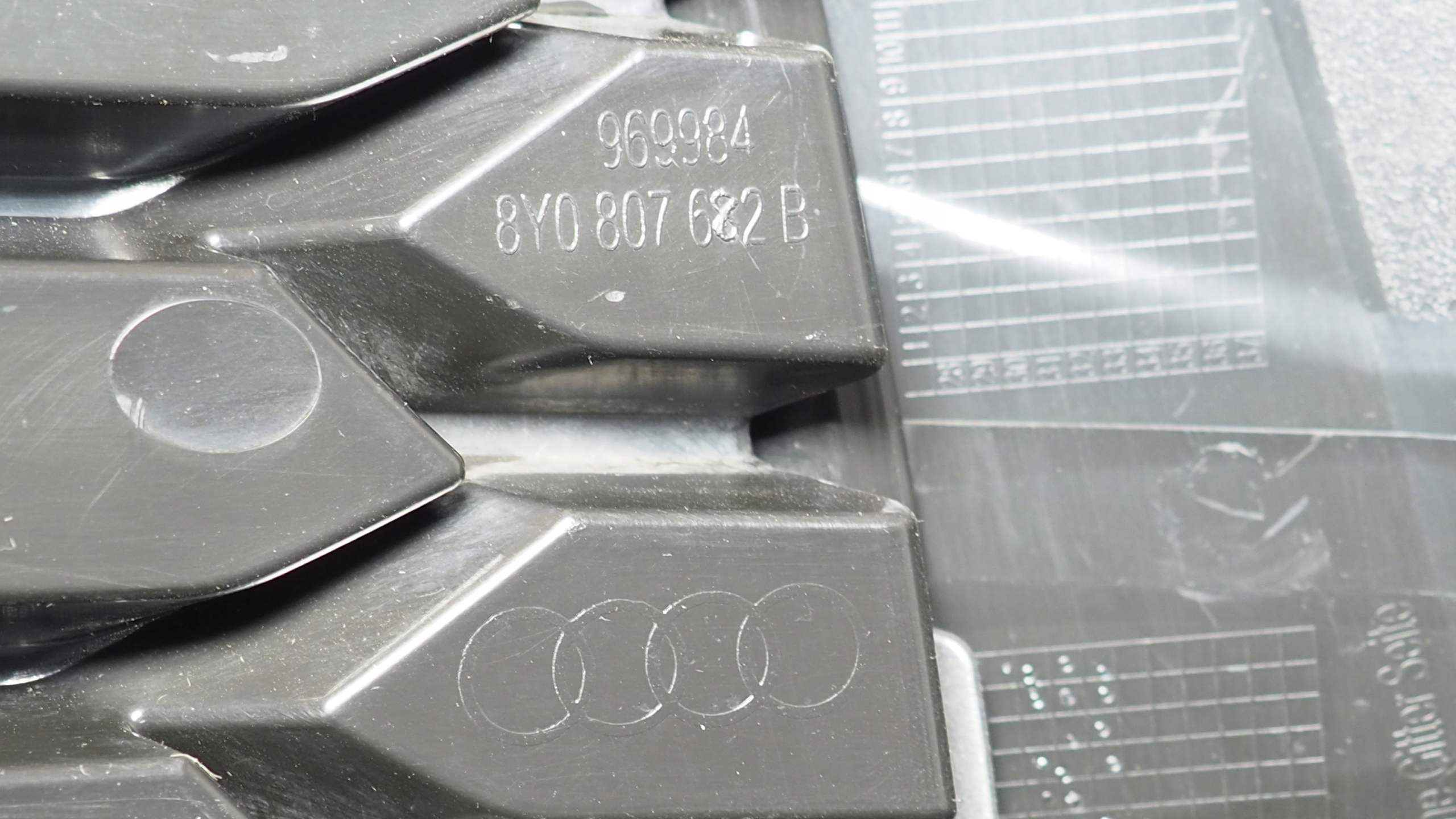 Audi A3 8V S Line mřížka nárazníku pravá předek 8Y0807682B