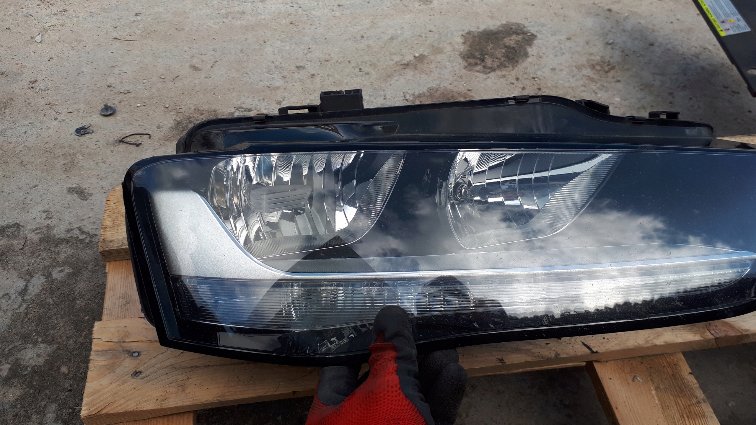 A4 B8 LIFT light right front front ZWYKLA UK