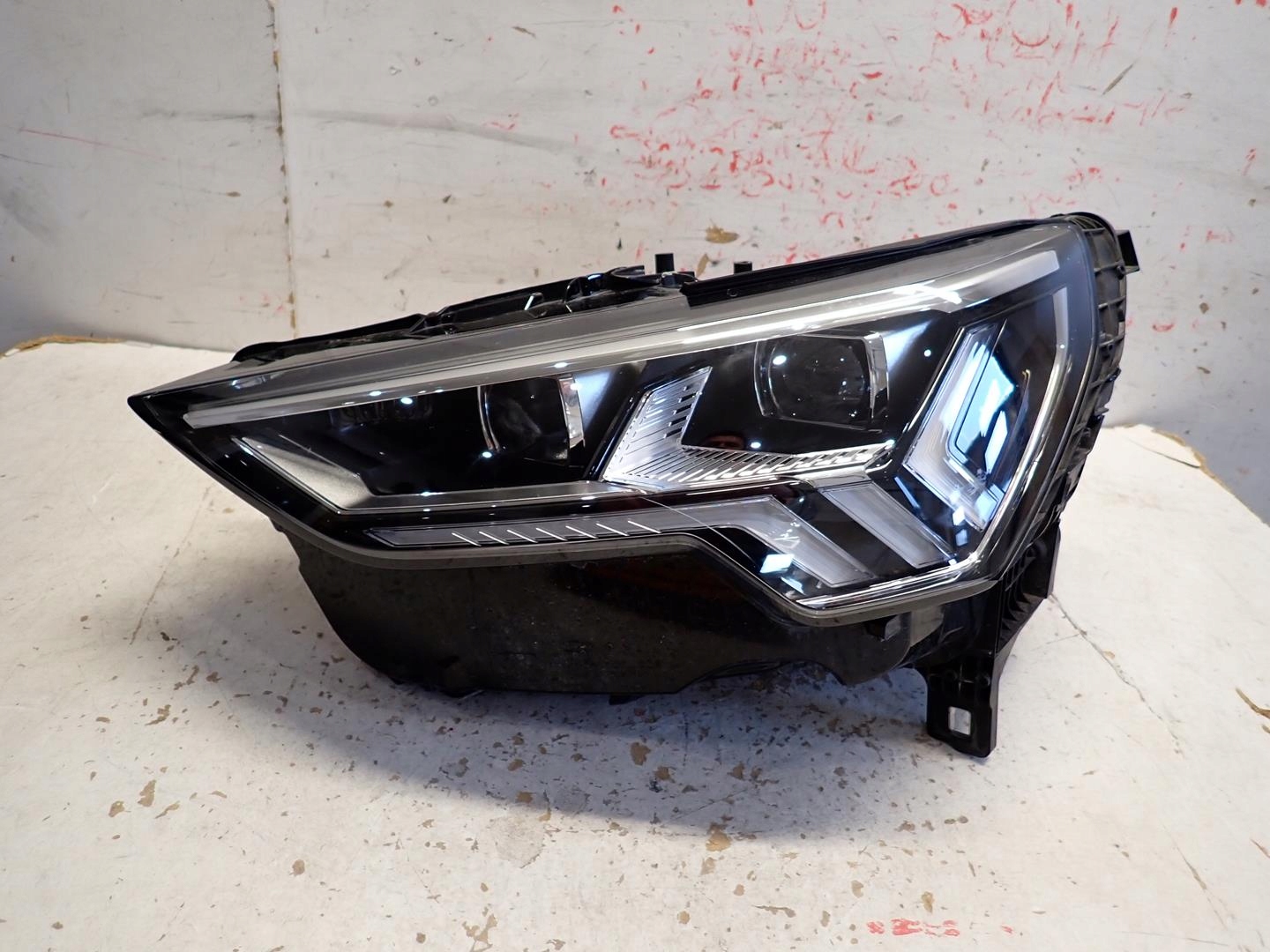 light front front left AUDI Q3 II FULL LED MATRIX 2018- 83A941035