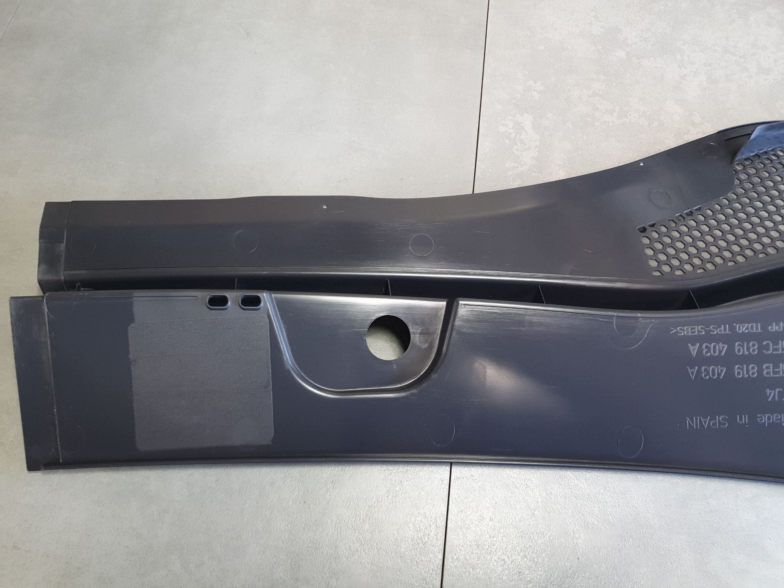 Cupra Leon IV torpedo left 5FB819403A