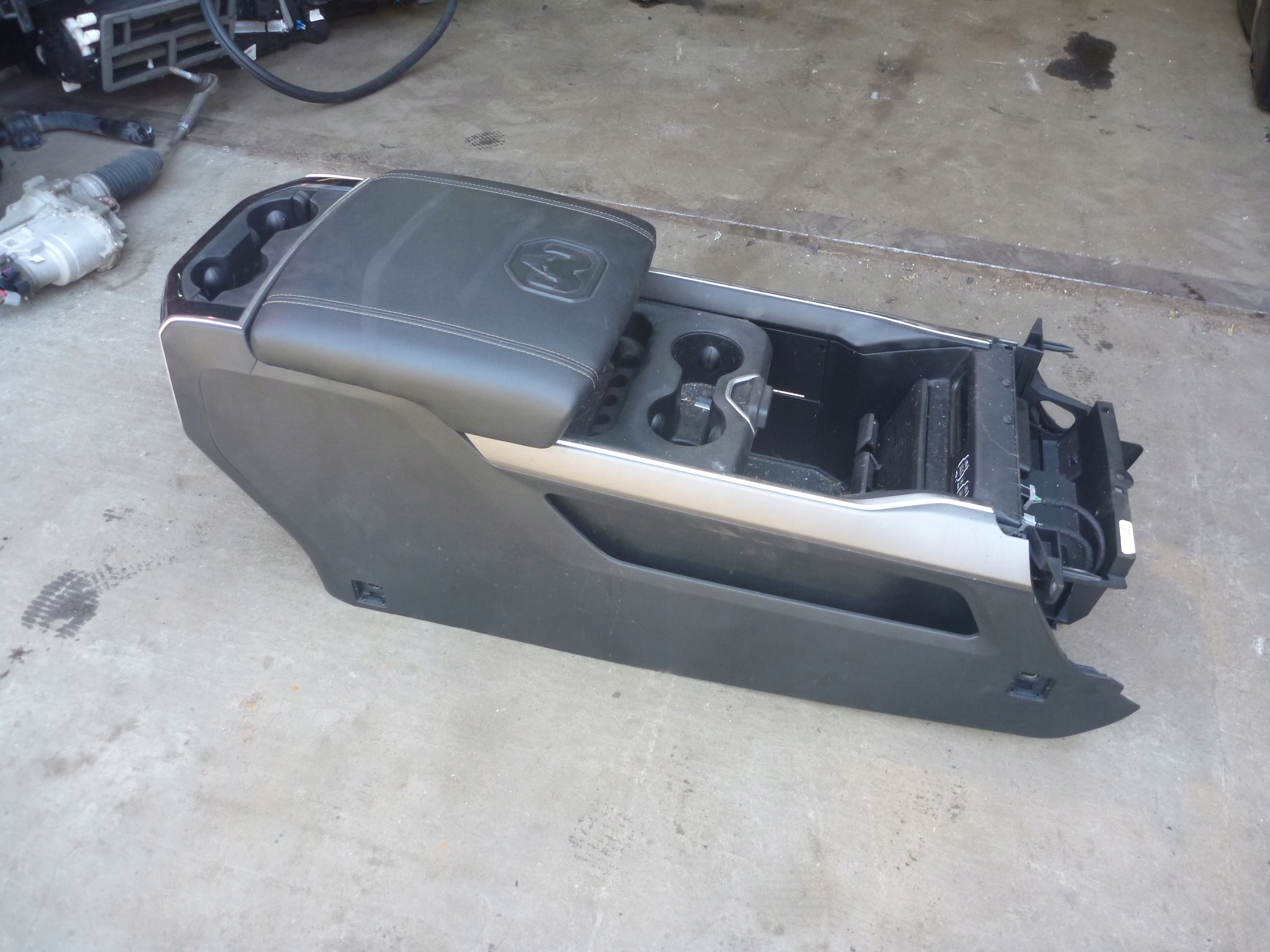 Podłokietnik Tunel Środkowy Dodge RAM LARAMIE 2021