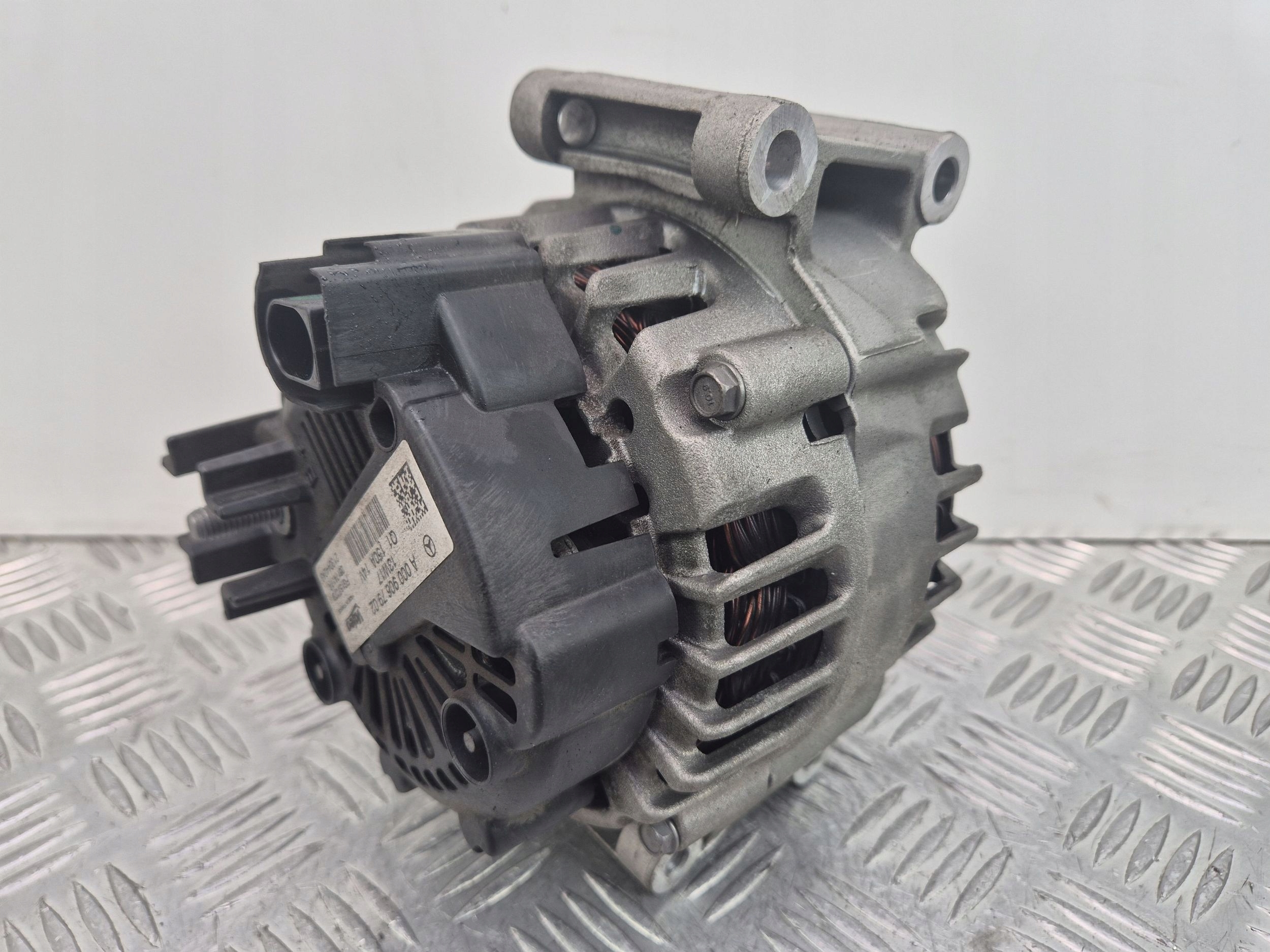 Mercedes E200 CGI W212 1.8 alternator A0009067902