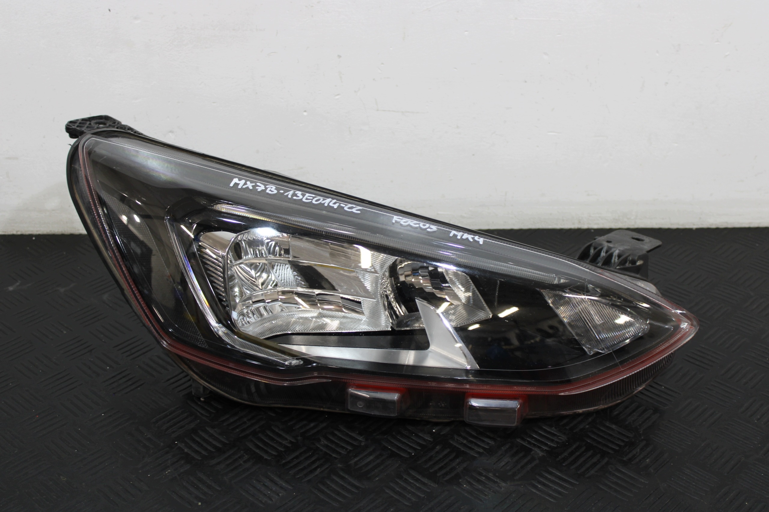 light right front MX7B-12E014-CC FORD FOCUS MK4 KOMBI ST-LINE