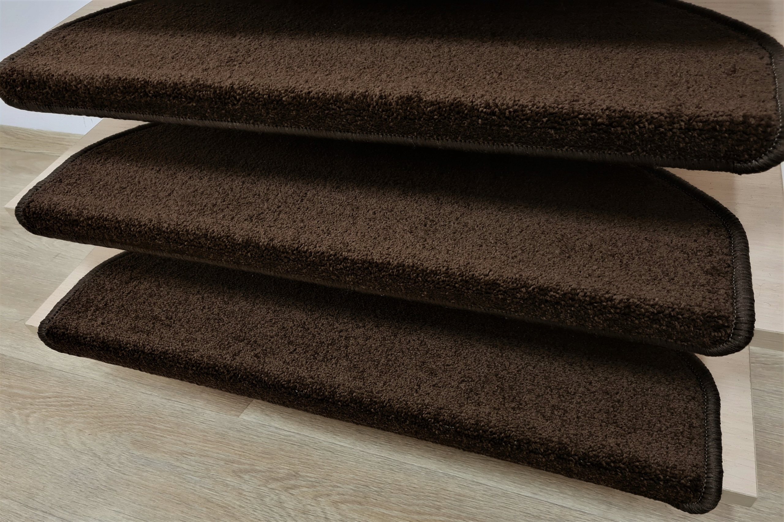 NAKŁADKI NA SCHODY GRUBE DYWANIKI TREPY DYWANOWE NA FILCU WYKŁADZINA Marka Oxide