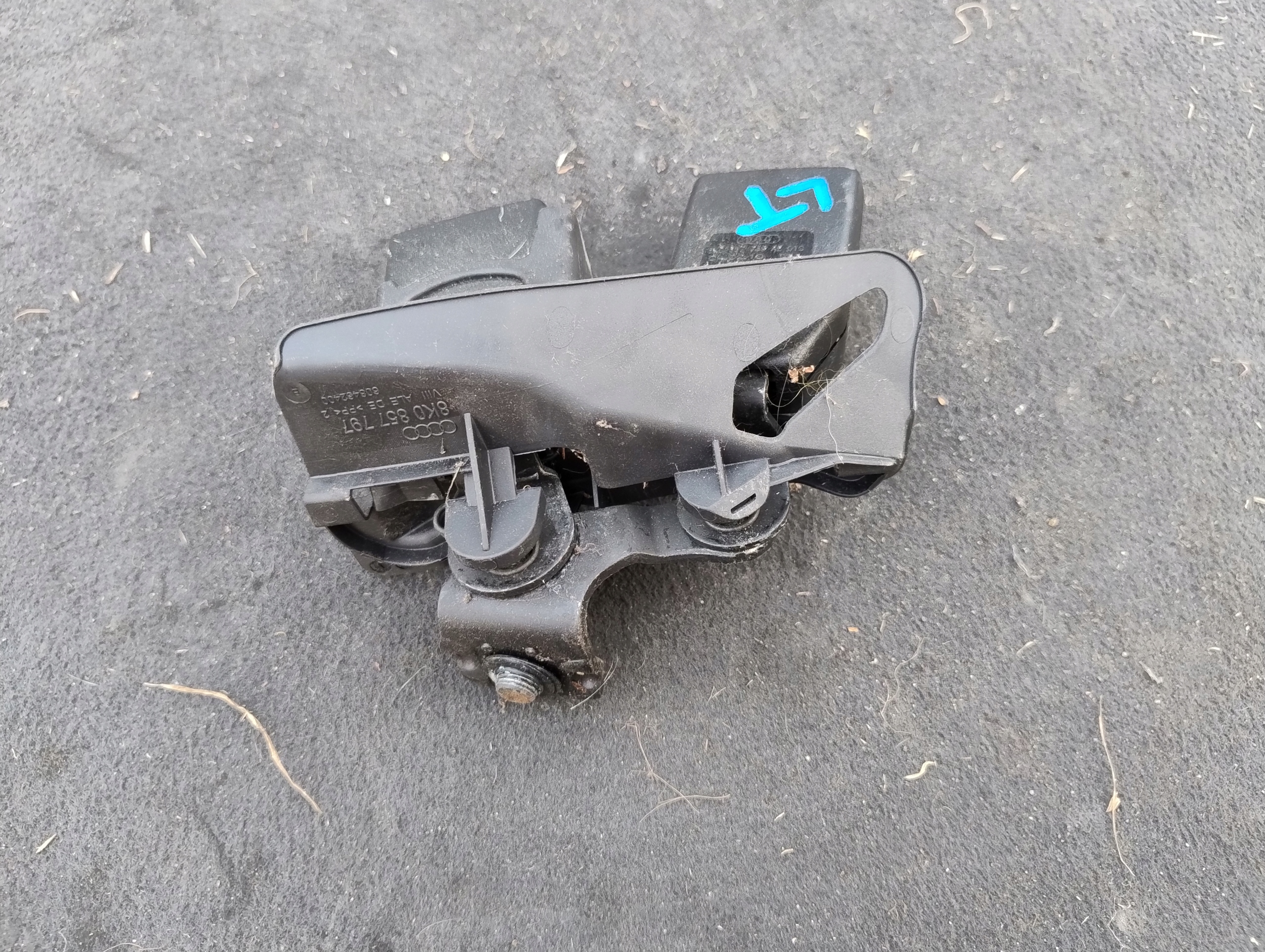 ZAPINKA PASOW AUDI A4 B8 8K0857739AE