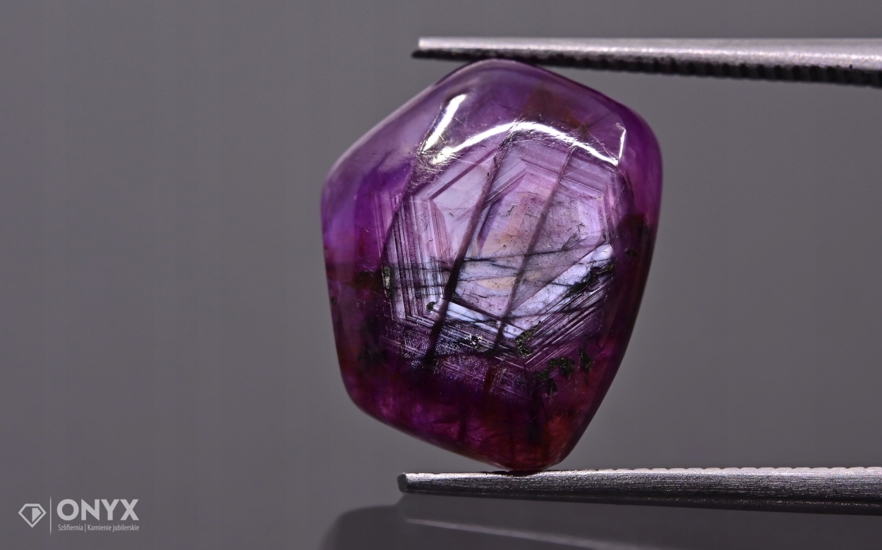 Rubín konvexní nepravidelná deska 13,5x11,5 mm