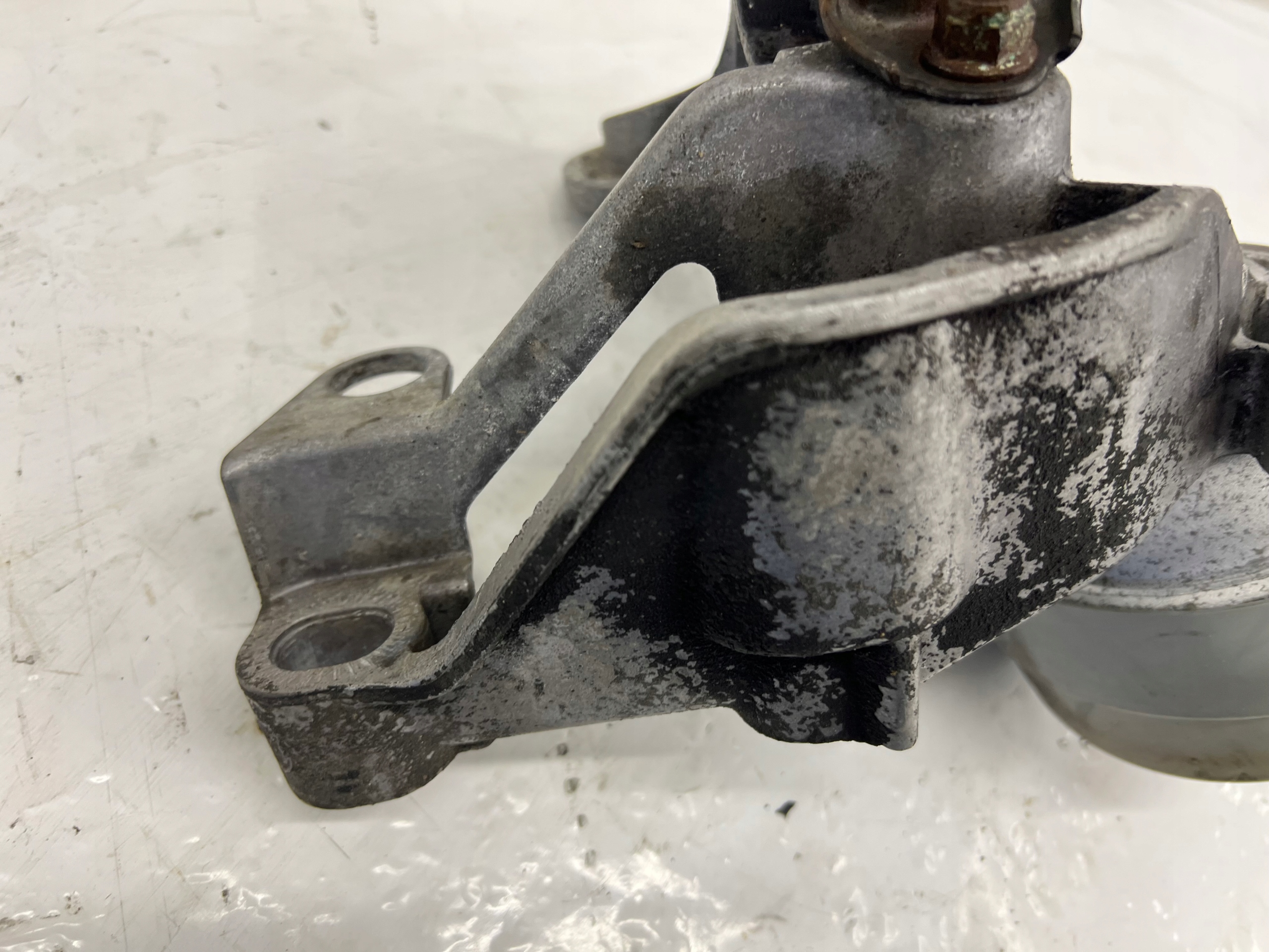holder engine mount left AUDI A4 B7 8E0199351Q