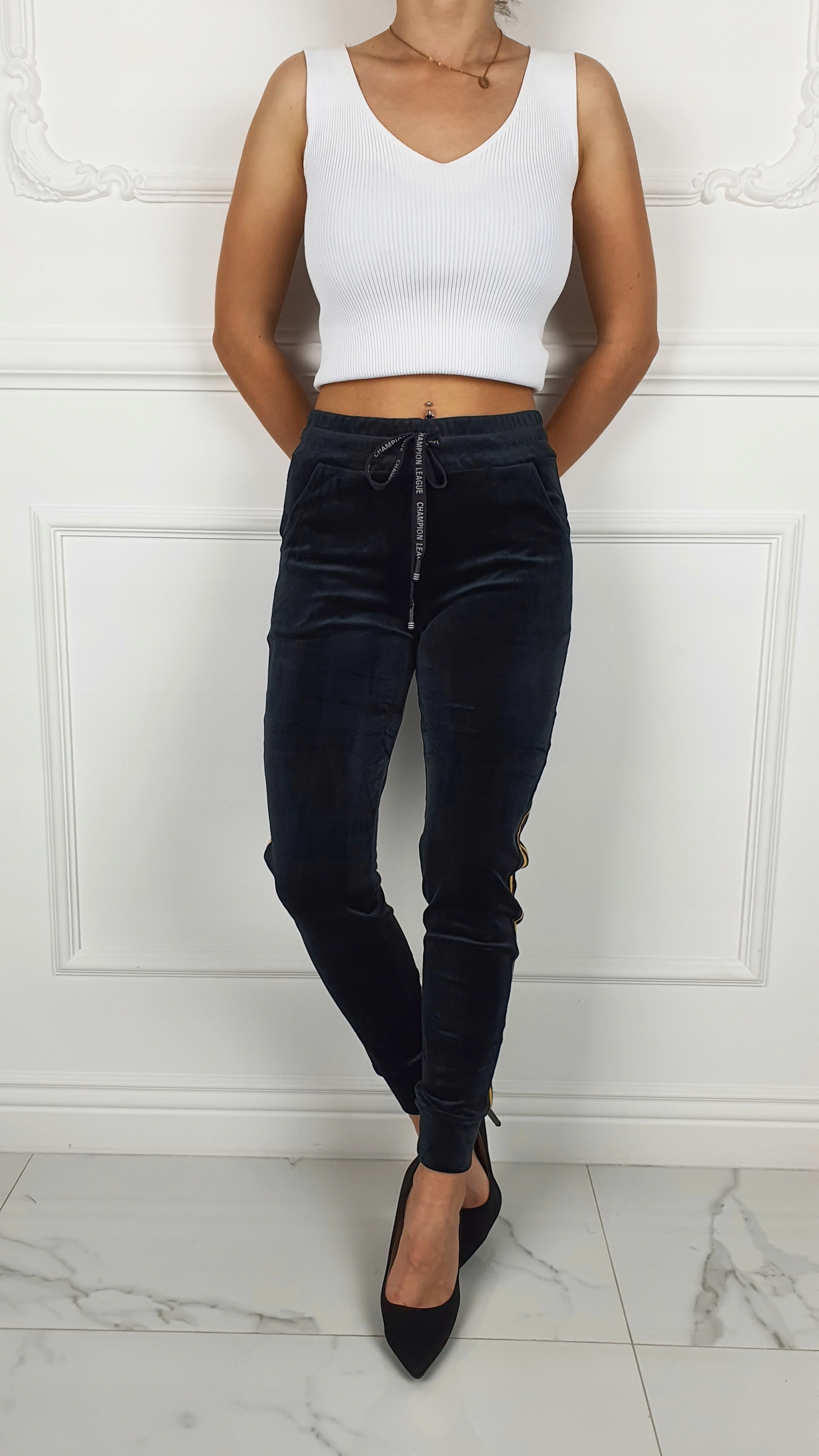 # DAMSKIE SPODNIE DRESOWE WELUROWE ZŁOTE LAMPASY # Wzór dominujący bez wzoru