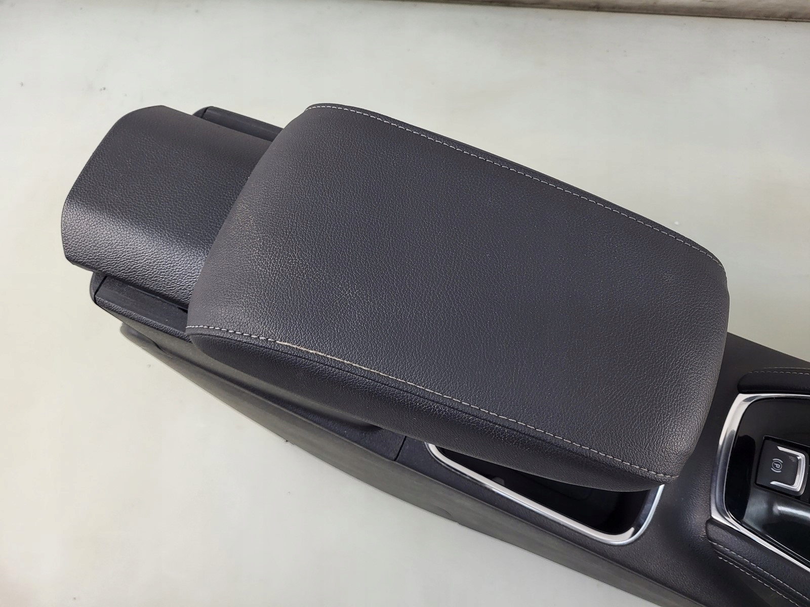 tunel central armrest button OPEL GRANDLAND YP000546YX
