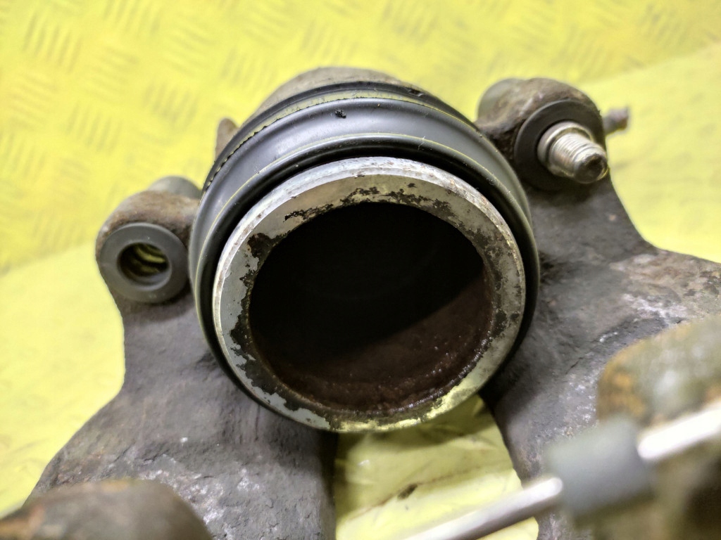 VOLVO S80 2.5 D caliper brake right front