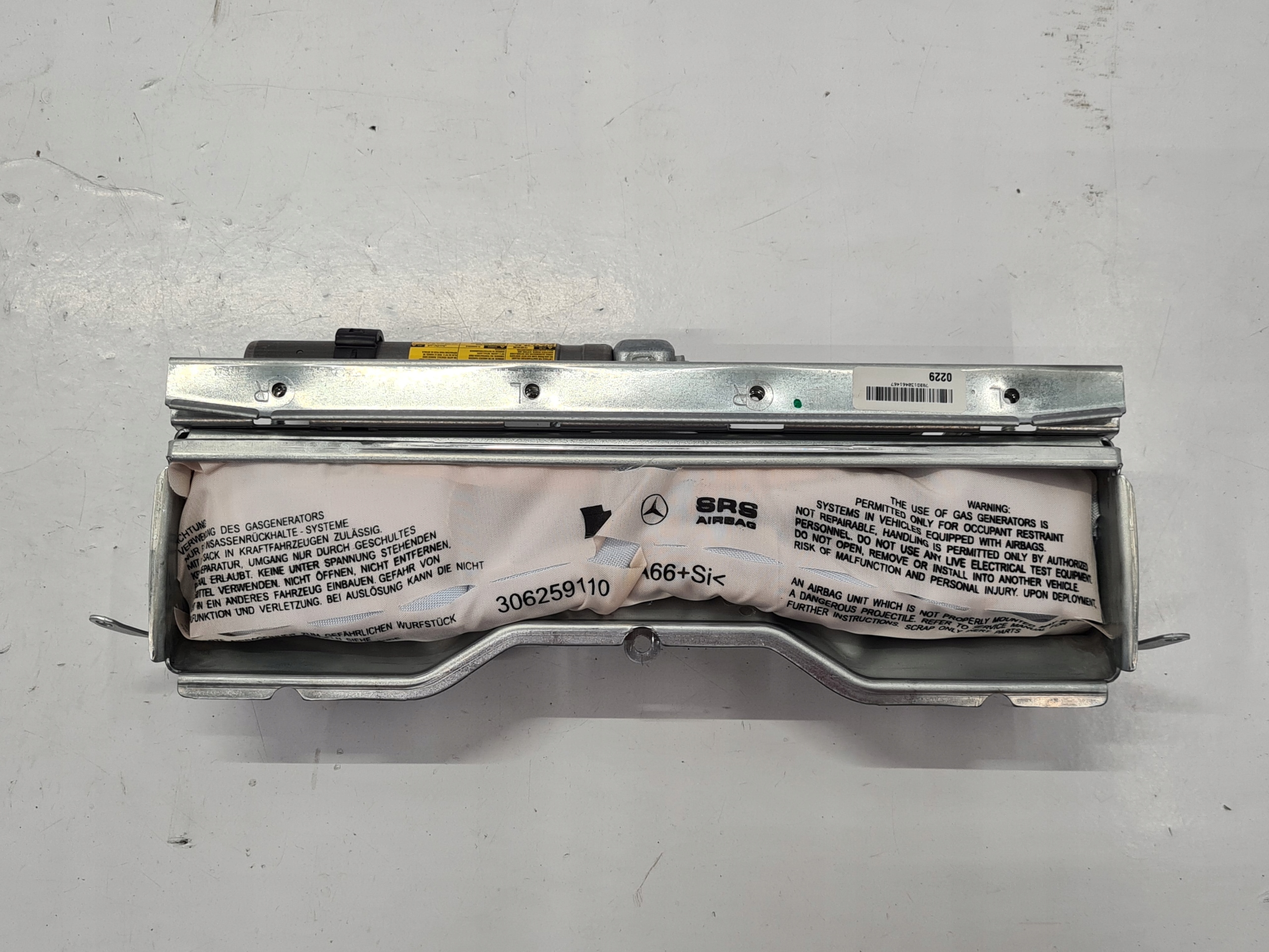 MERCEDES W204 LIFT коленная подушка A2048602002