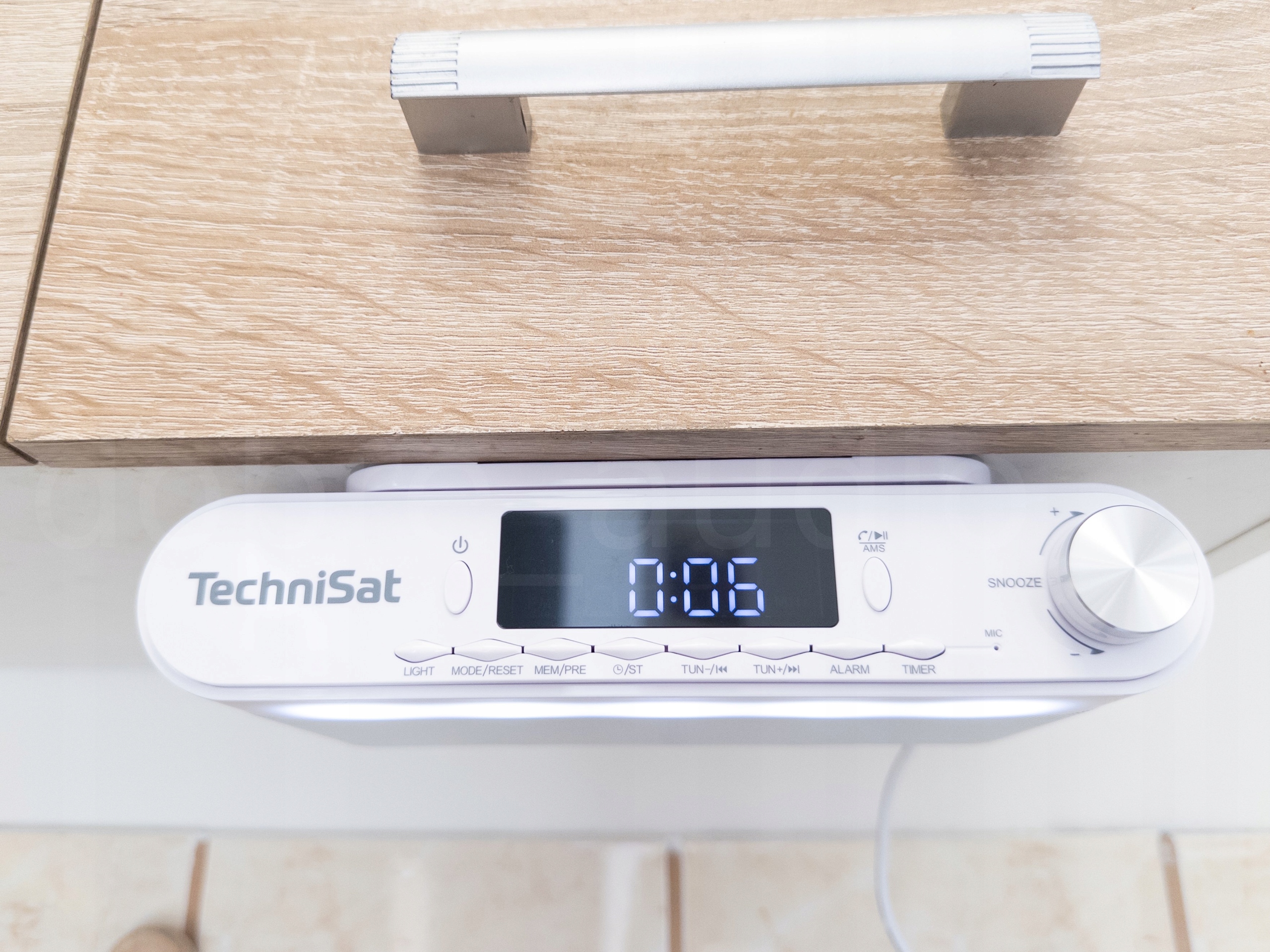 RADIO KUCHENNE PODWIESZANE PODSZAFKOWE BLUETOOTH FM LAMPKA LED TECHNISAT Kolor biały