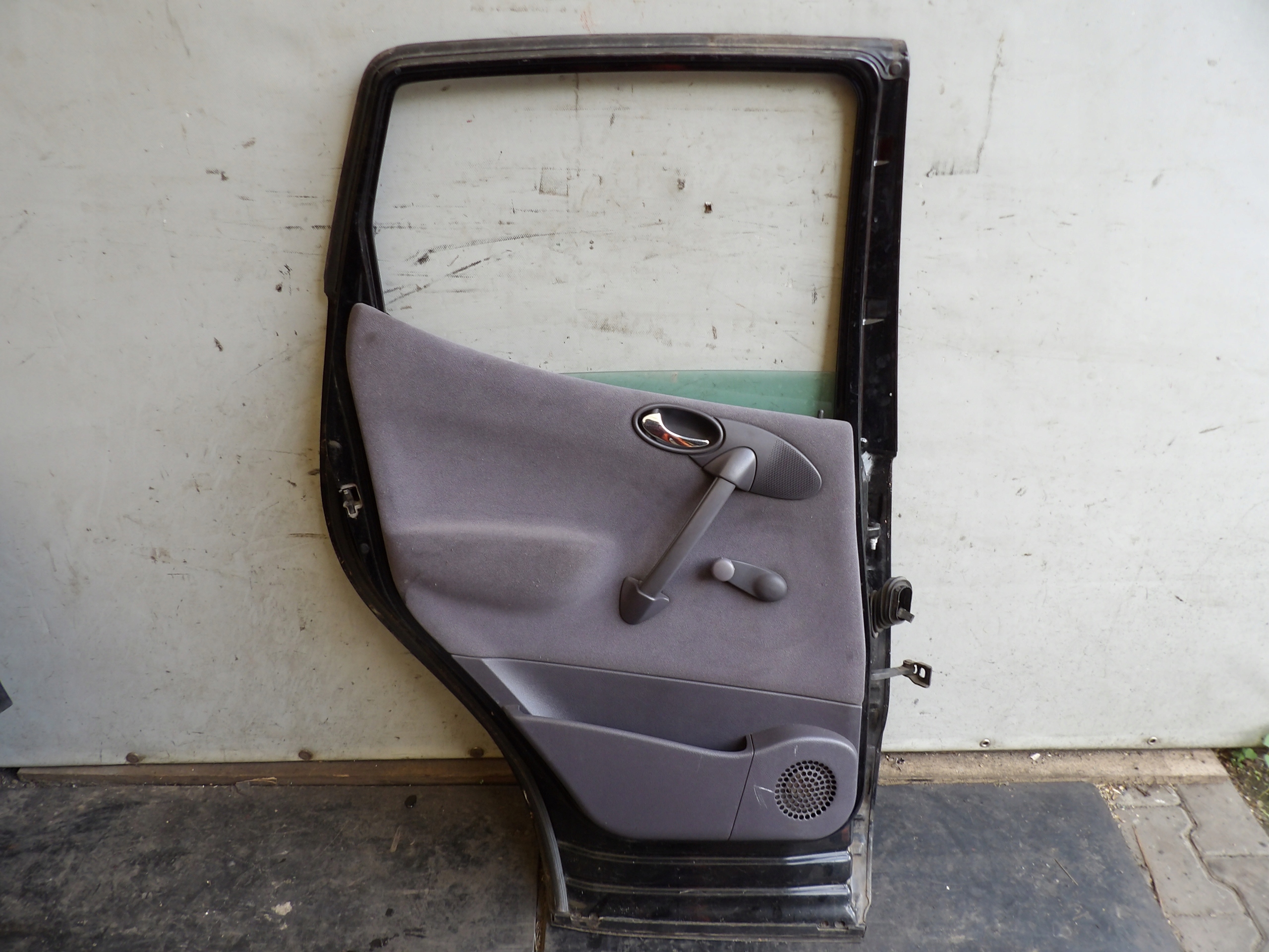 Mercedes W168 door rear. left lak. 696