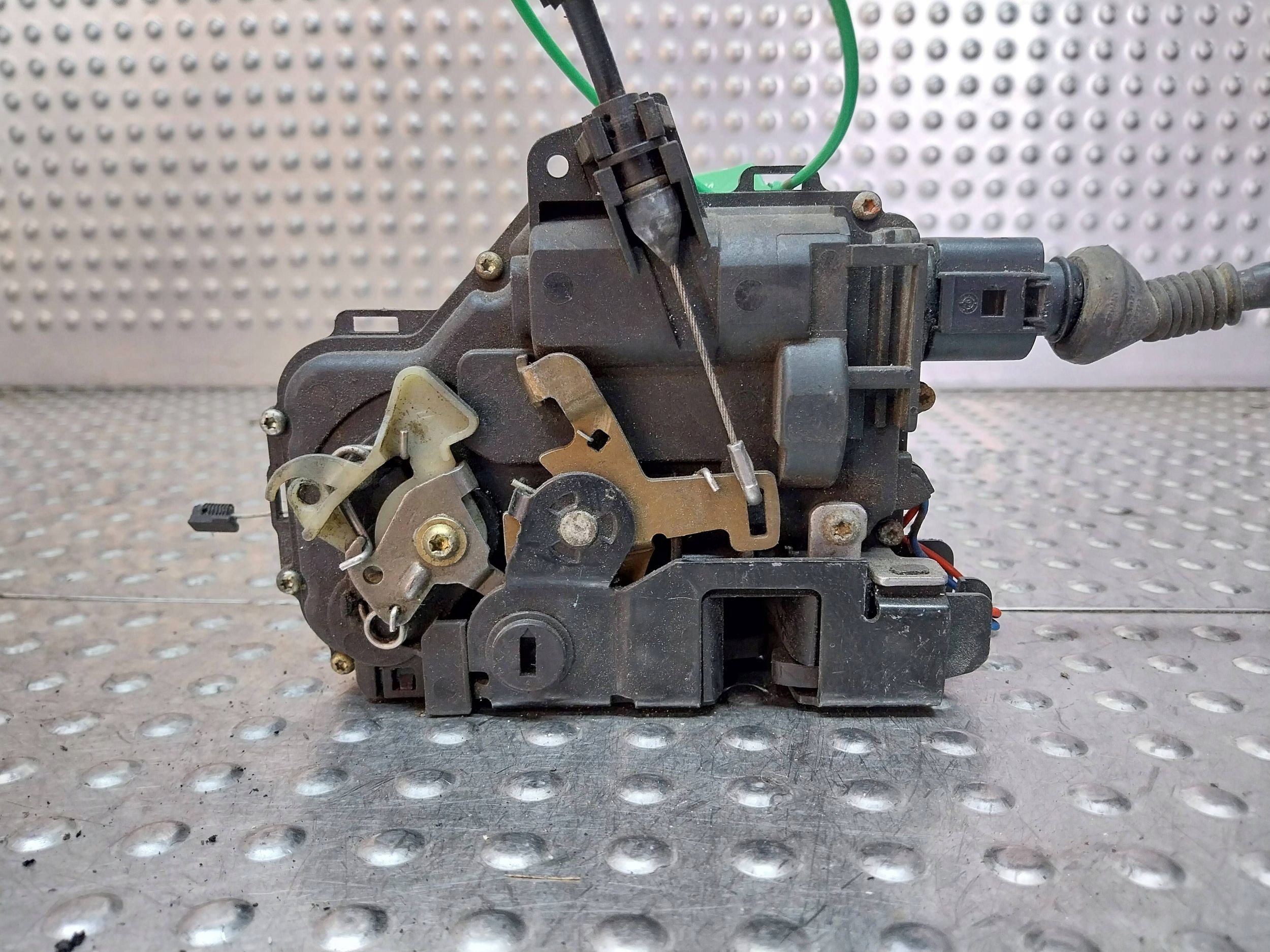 lock door left rear part 3B4839015A VW BORA GOLF IV PASSAT B5 6 PIN