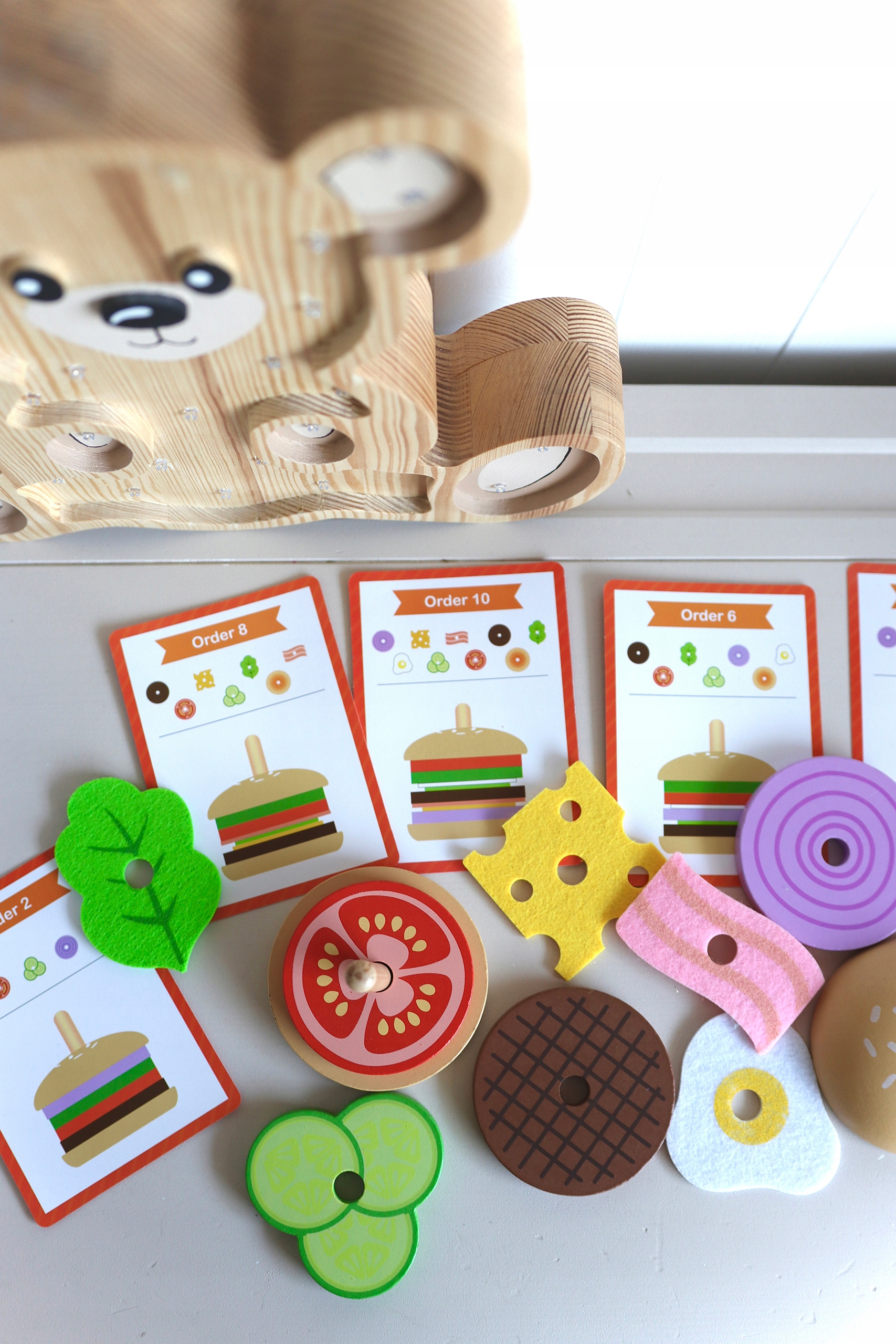 DREWNIANY BURGER RESTAURACJA UKŁADANKA MONTESSORI 15 el. FSC WOOPIE GREEN Wiek dziecka 3 lata +