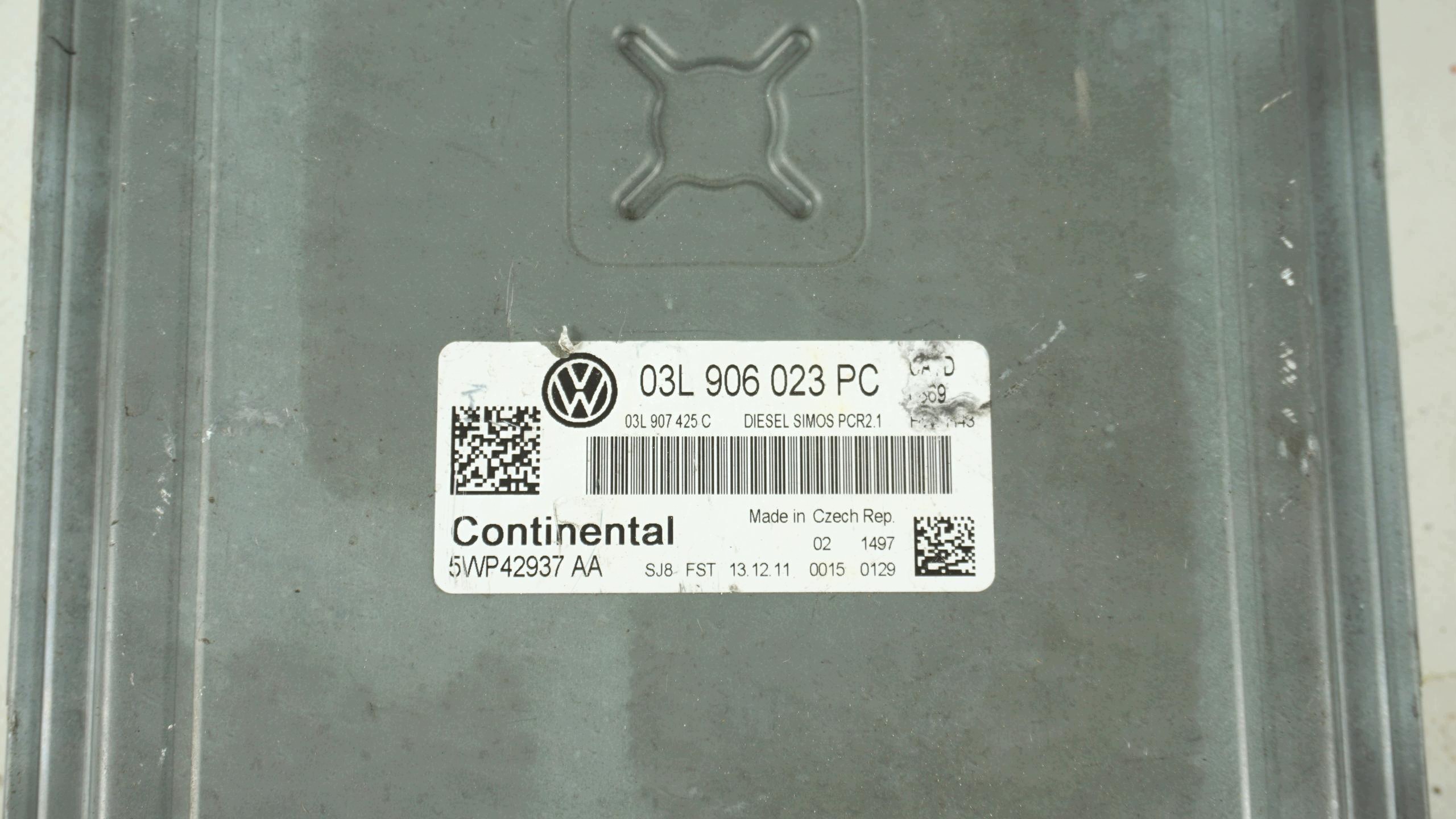 computer control unit of the engine VW CADDY 3 III 1.6 TDI 03L906023PC 5WP42937 AA