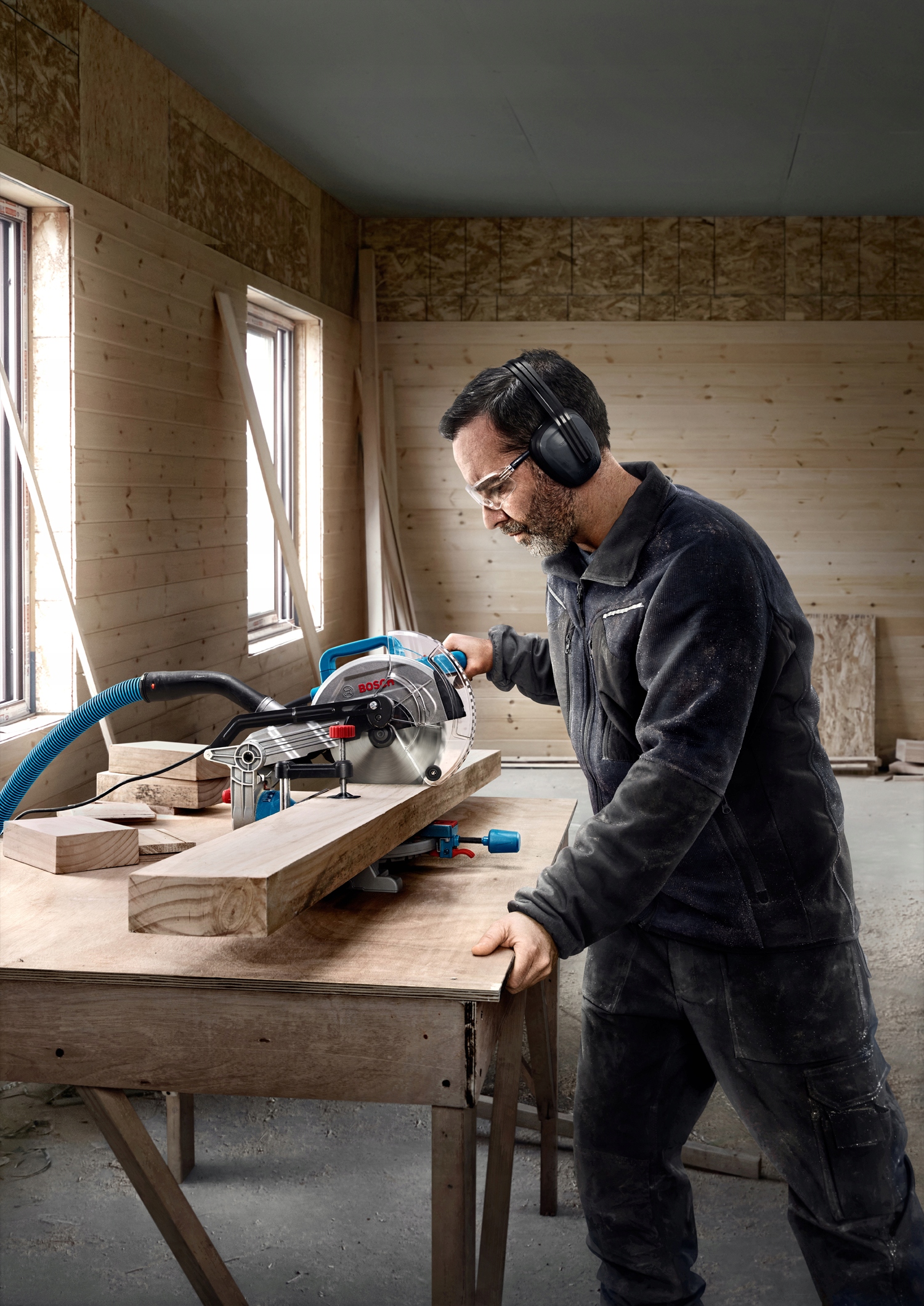 Piła ukośnica BOSCH GCM 216 0601b33000 216mm 1300W laser Prędkość obrotowa 4800 rpm